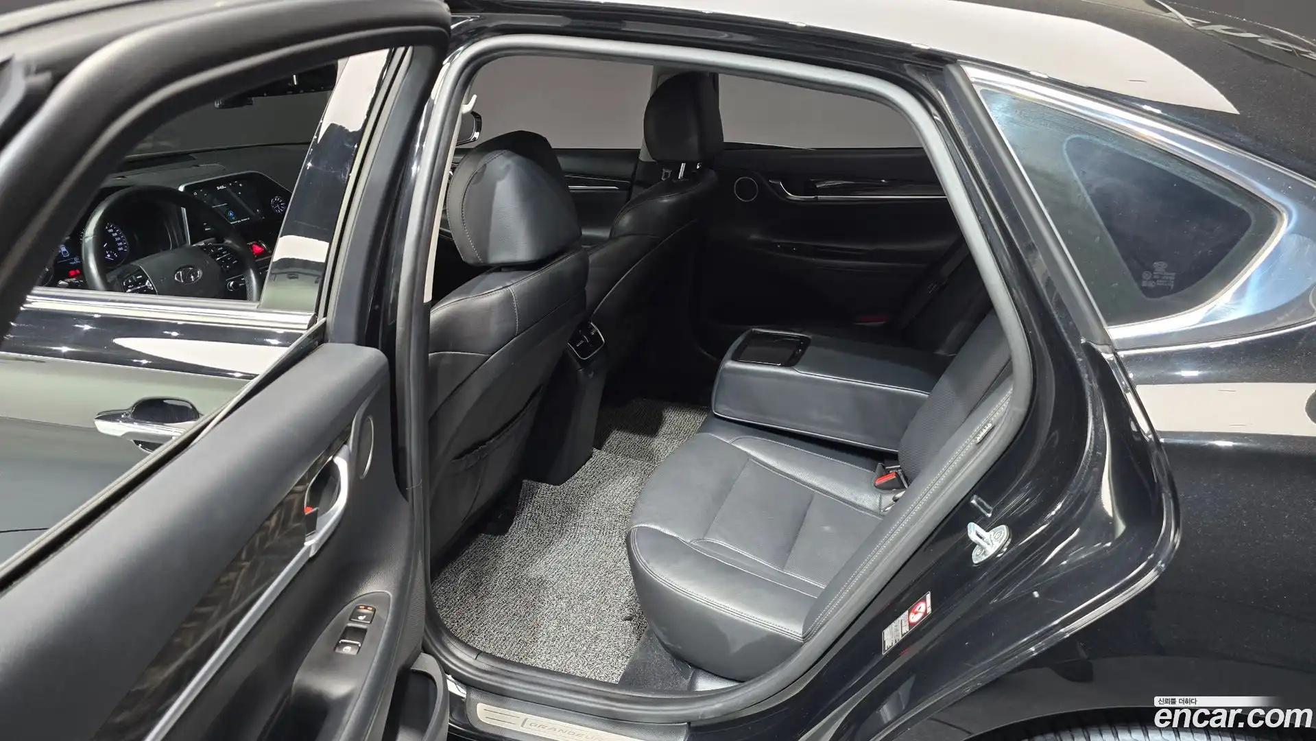 Grandeur Hyundai 2018.1-OPTION-015