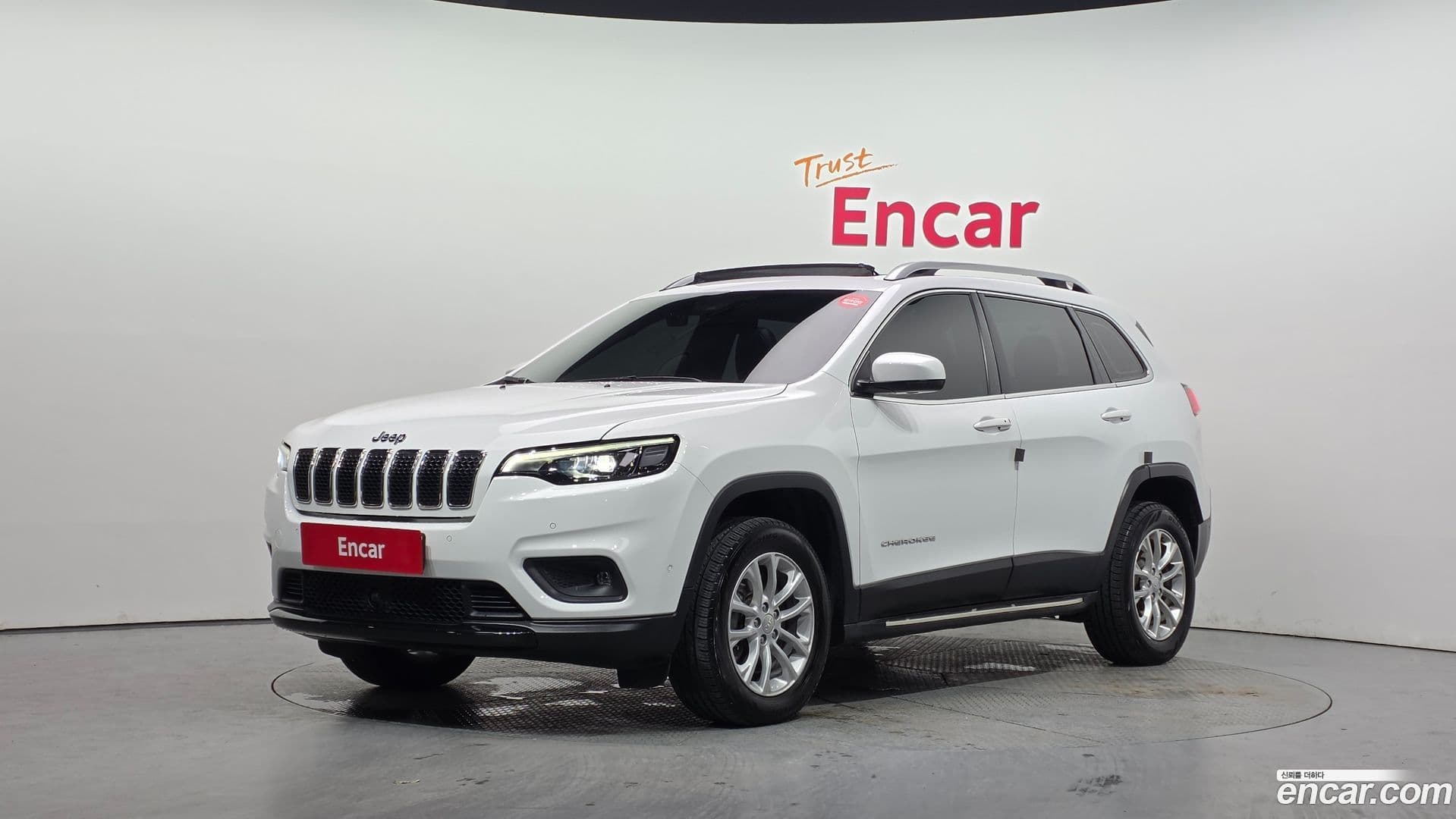 Main__Slider__Photo:Cherokee Jeep 2019.1-0