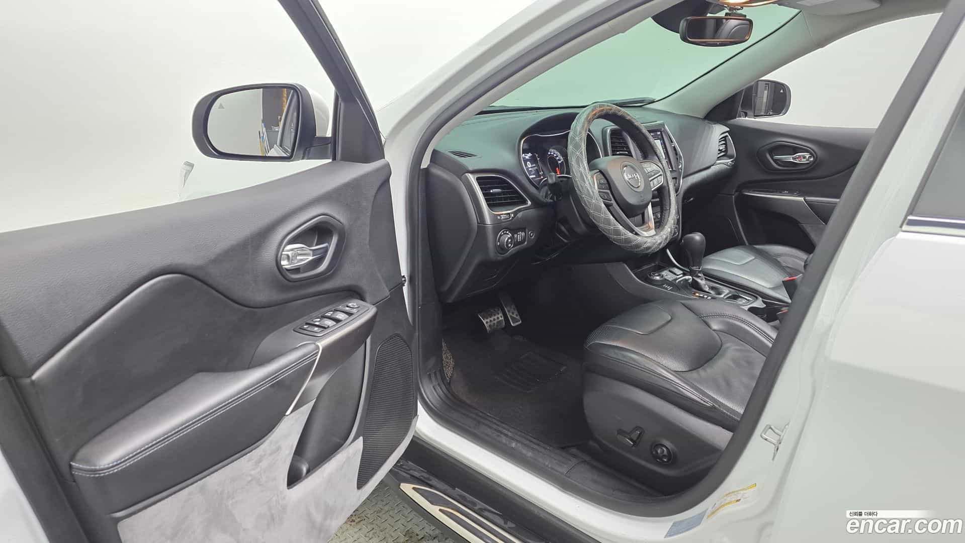 Cherokee Jeep 2019.1-INNER-010