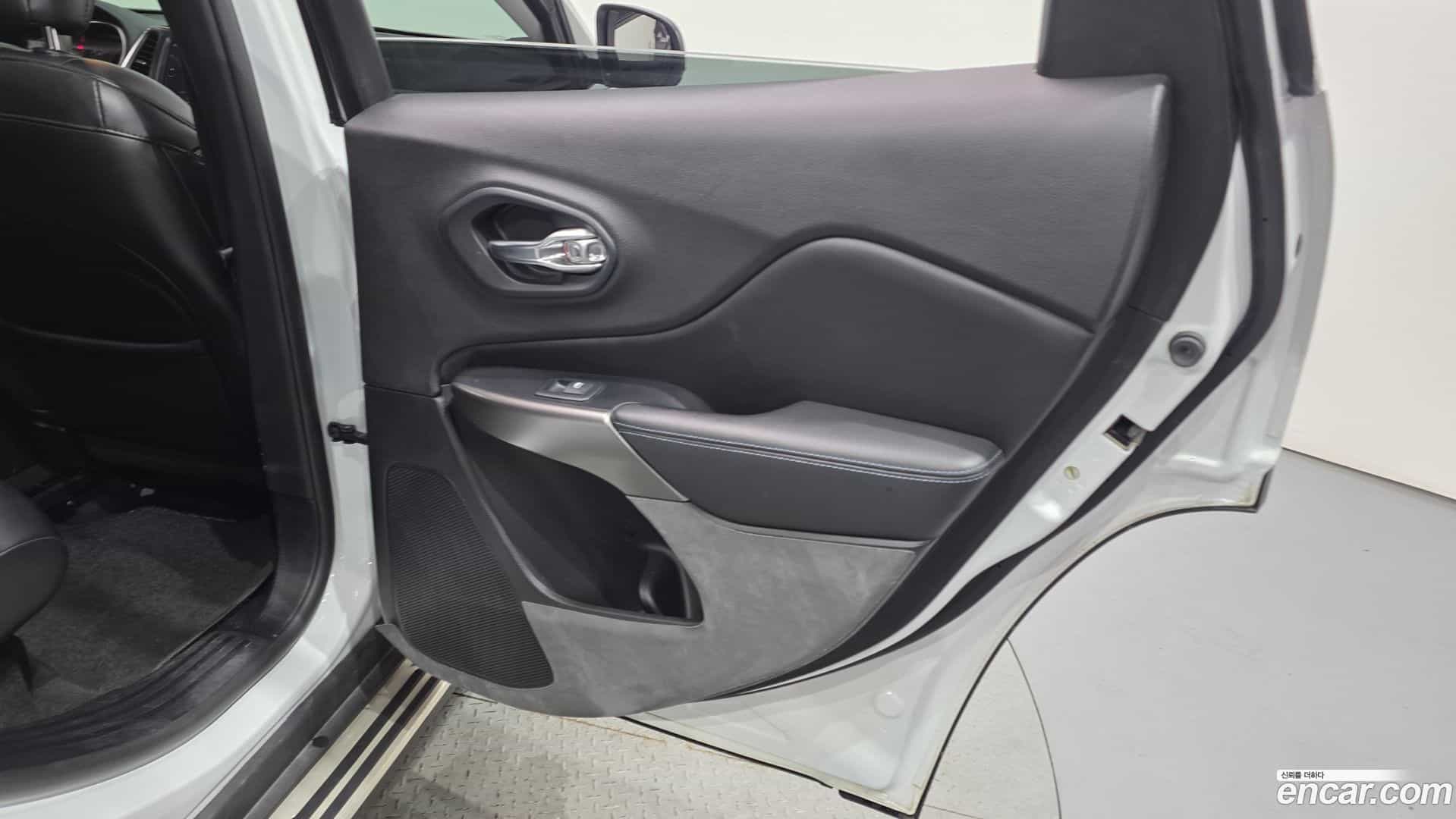 Cherokee Jeep 2019.1-INNER-035