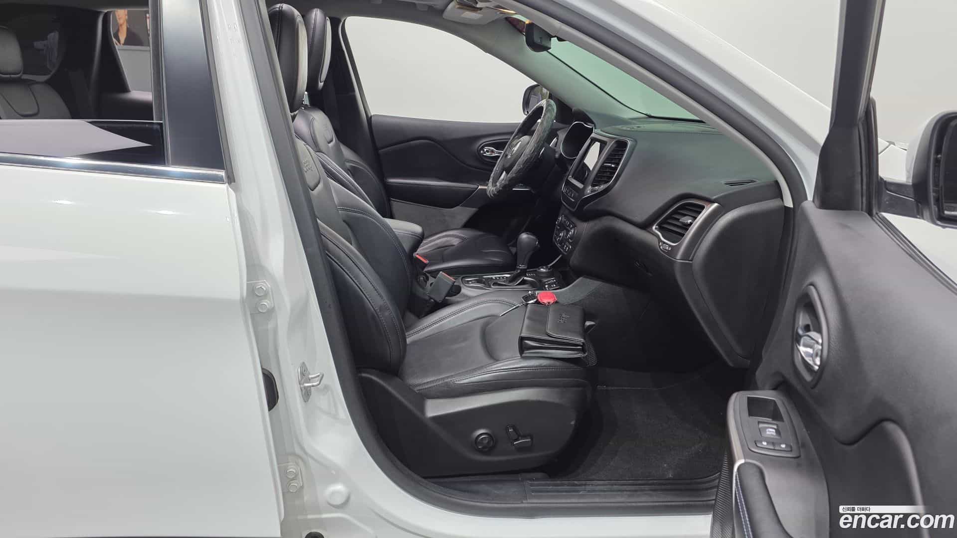Cherokee Jeep 2019.1-INNER-036