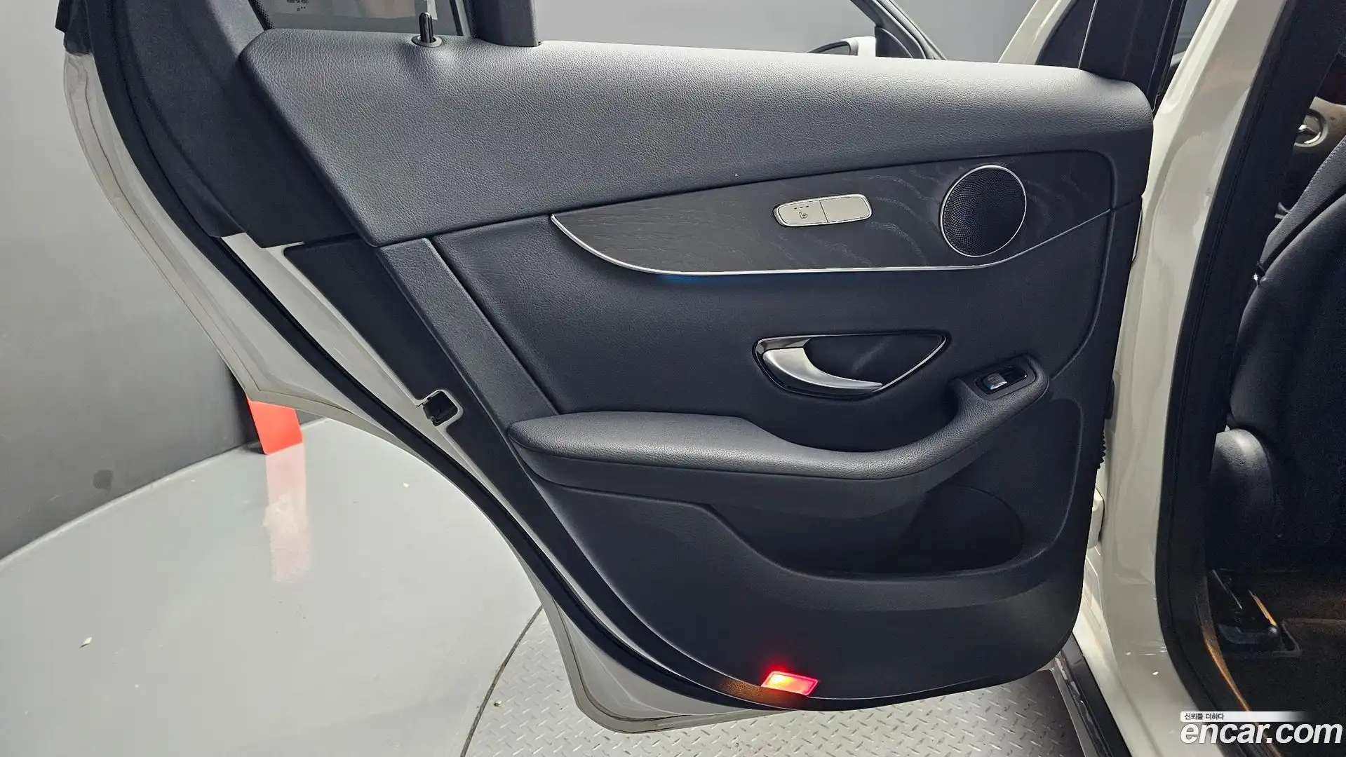 GLC-Class Mercedes-Benz 2019.2-INNER-035