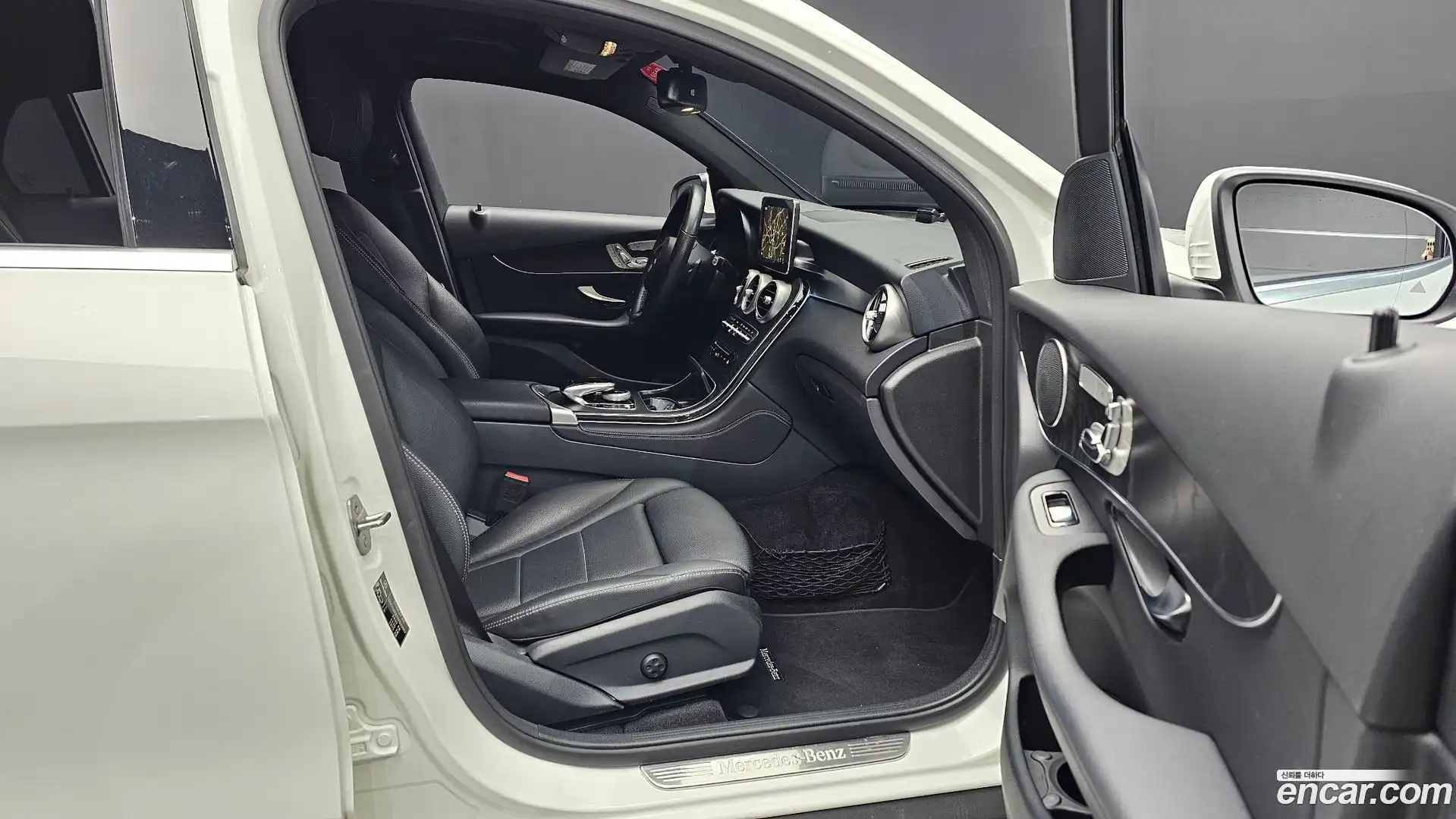 GLC-Class Mercedes-Benz 2019.2-INNER-036