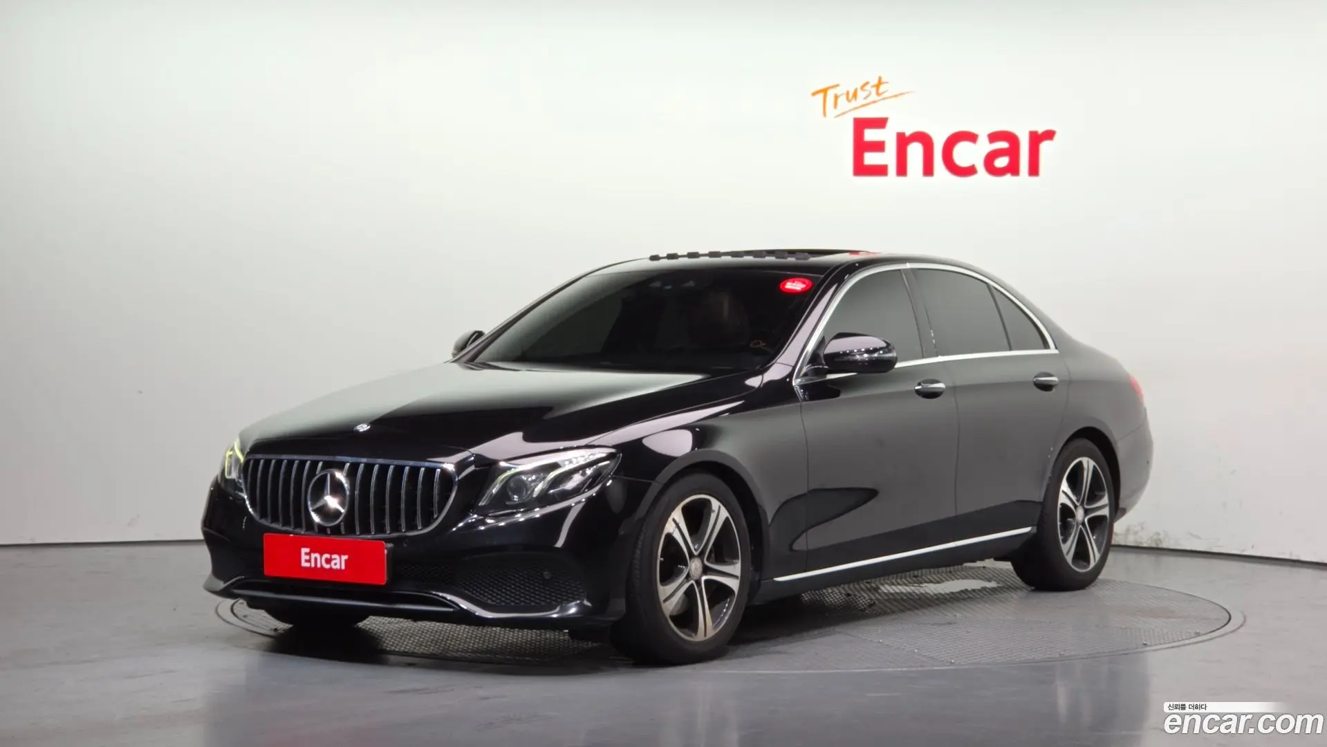 Main__Slider__Photo:E-Class Mercedes-Benz 2017.0-0