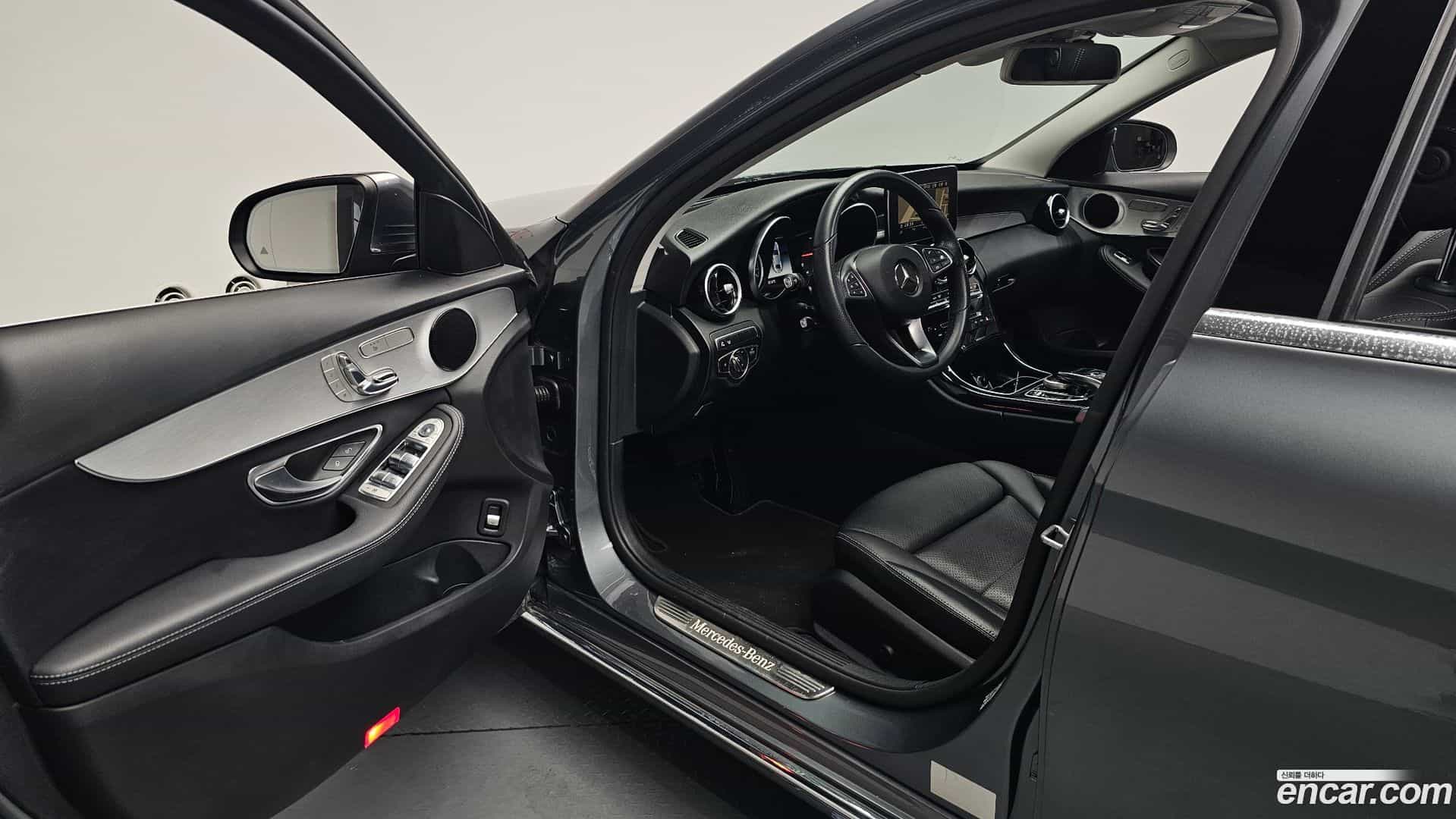 C-Class Mercedes-Benz 2018.1-INNER-010