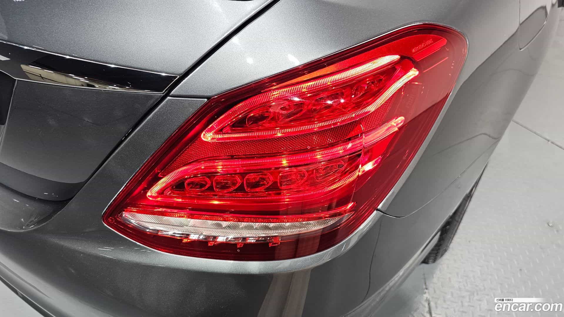 C-Class Mercedes-Benz 2018.1-OUTER-033