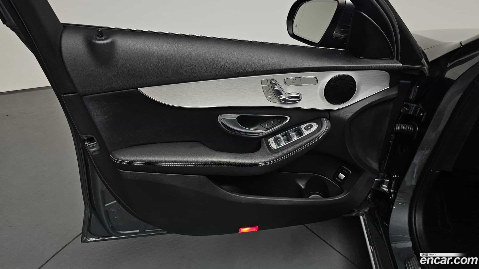 C-Class Mercedes-Benz 2018.1-INNER-034