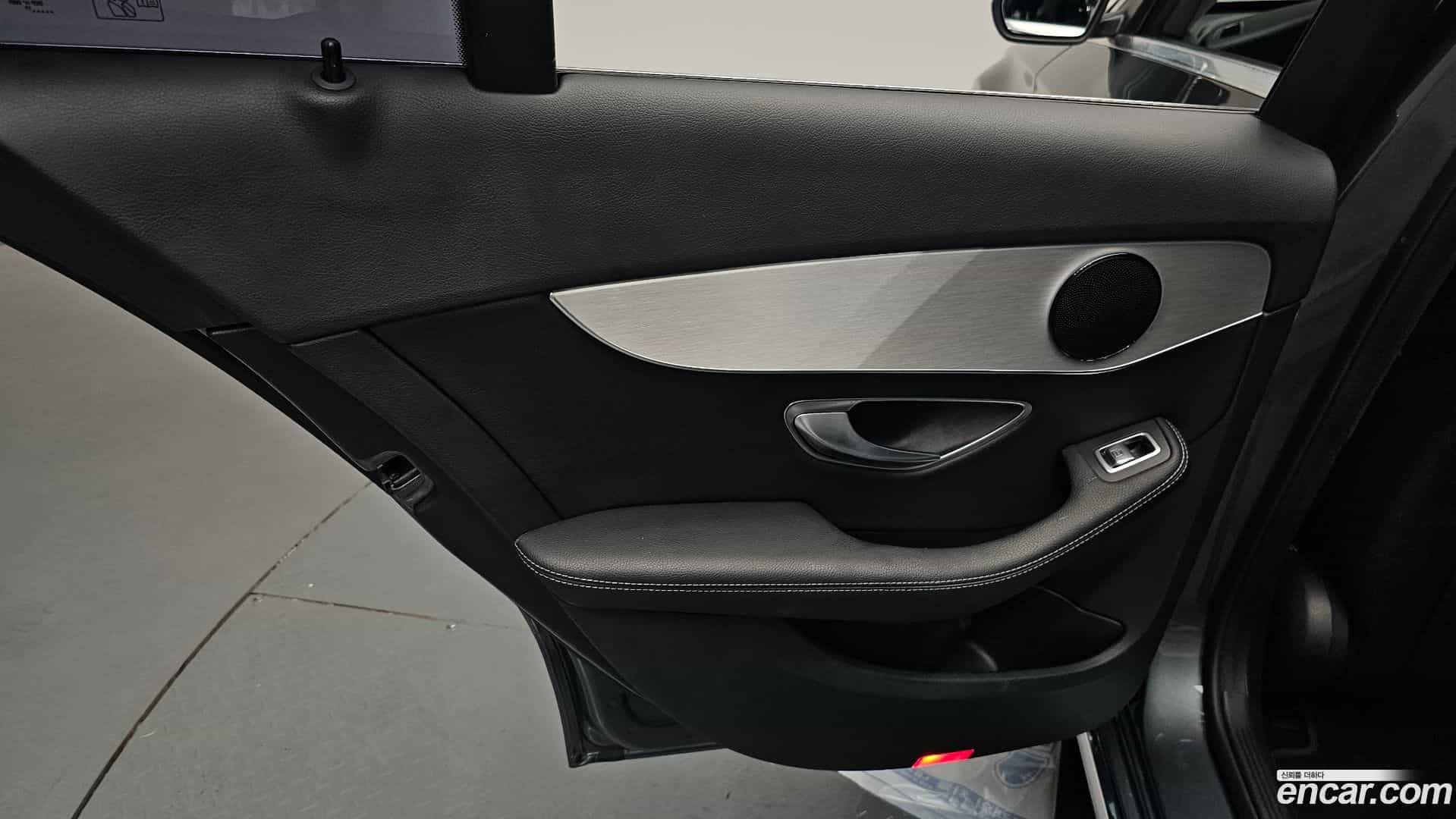 C-Class Mercedes-Benz 2018.1-INNER-035