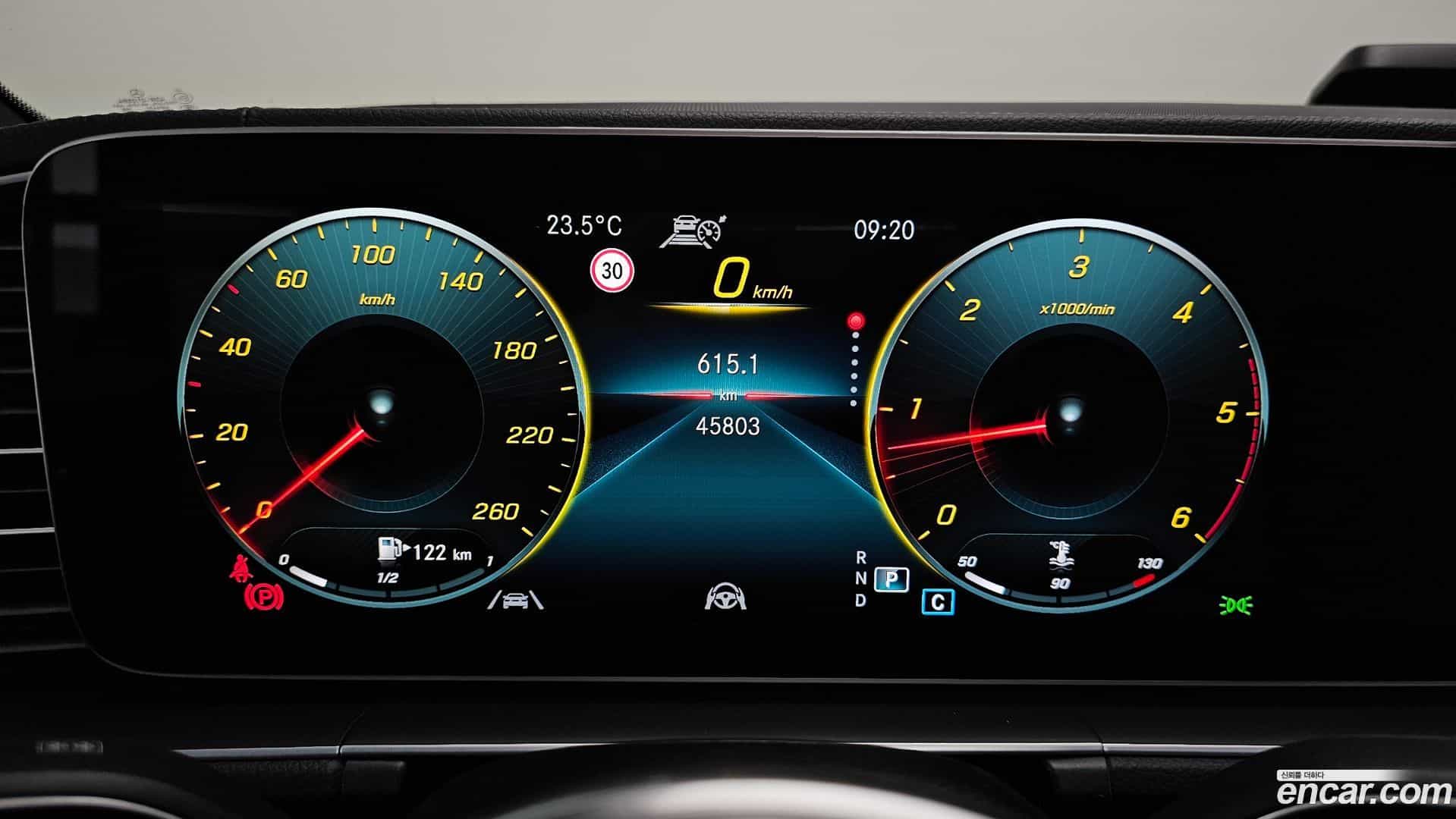 GLE-Class Mercedes-Benz 2023.4-INNER-008