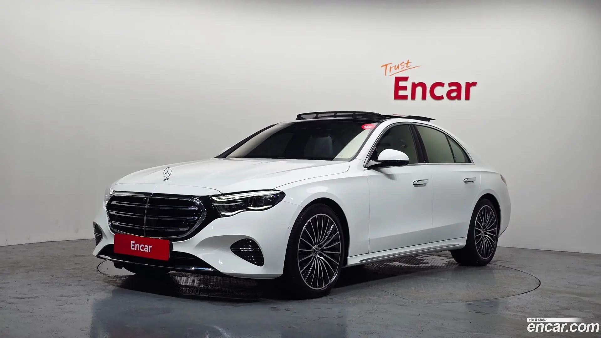 Main__Slider__Photo:E-Class Mercedes-Benz 2025.8-0
