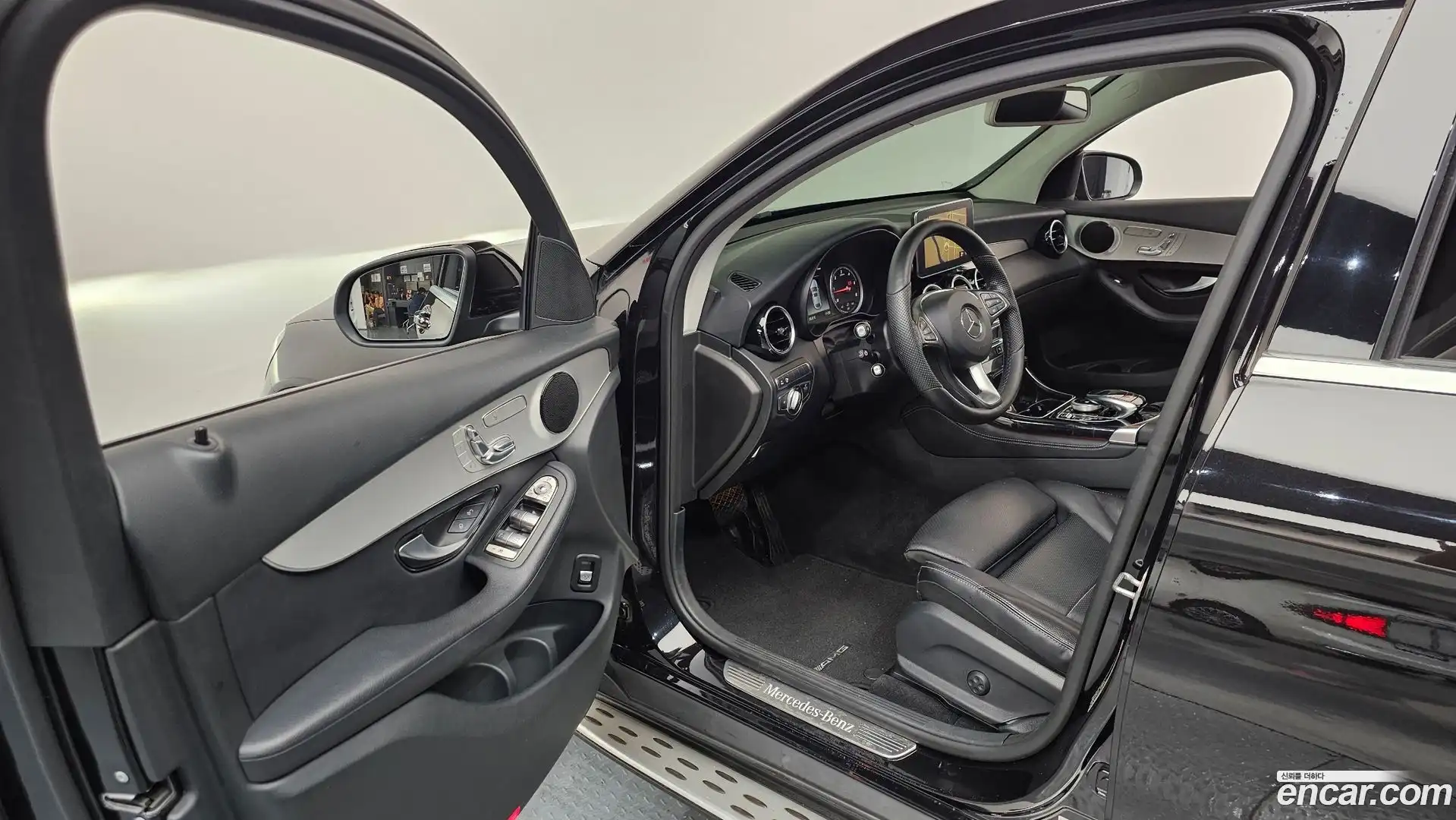 GLC-Class Mercedes-Benz 2017.11-INNER-010