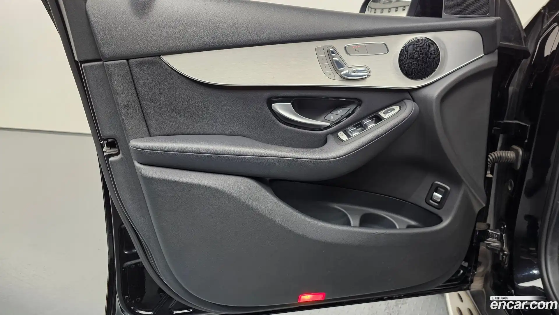 GLC-Class Mercedes-Benz 2017.11-INNER-034