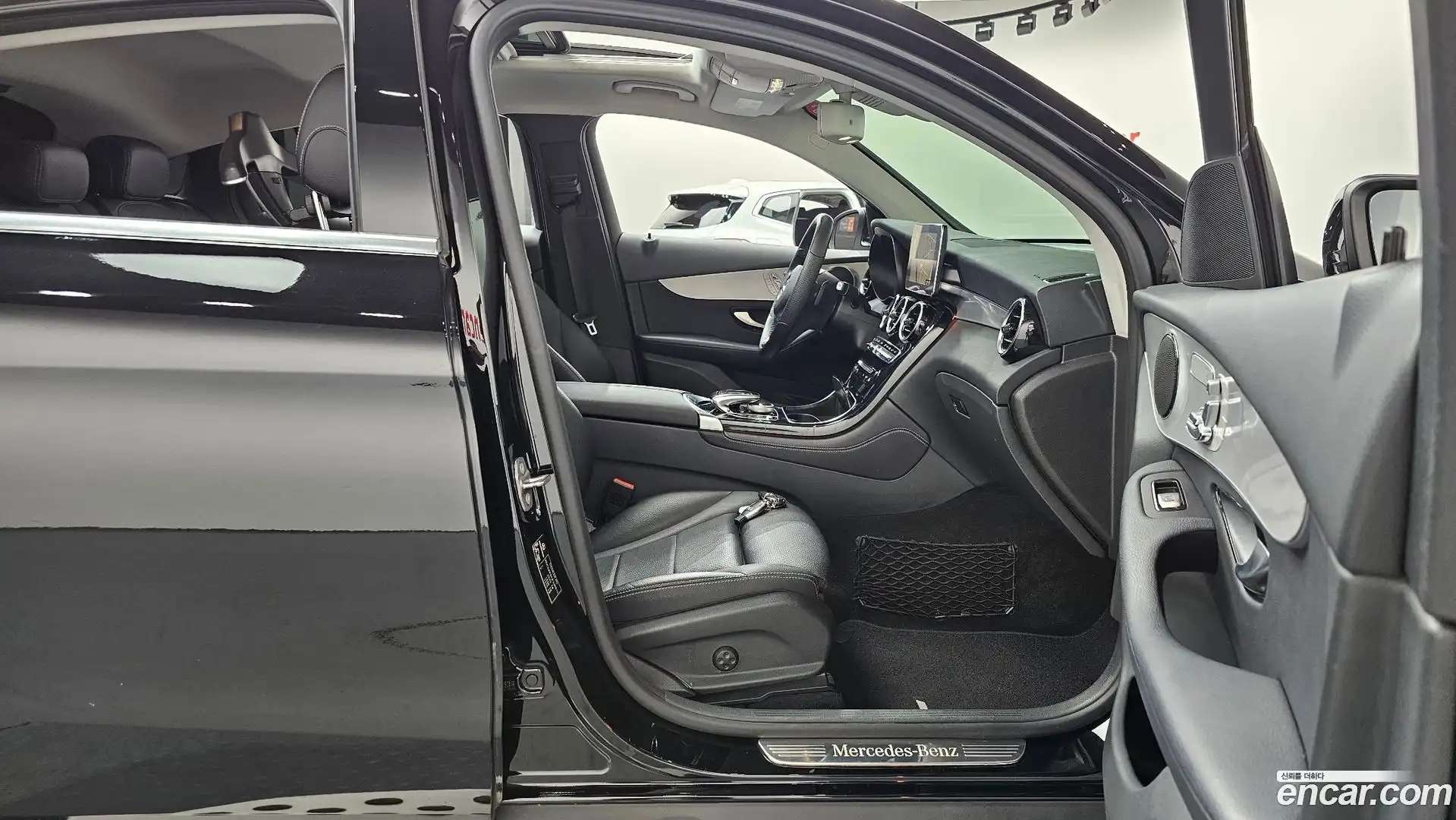 GLC-Class Mercedes-Benz 2017.11-INNER-036