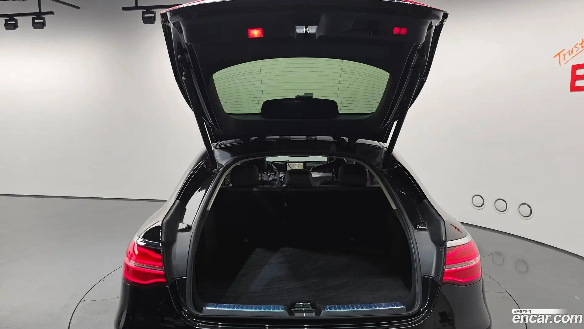 GLC-Class Mercedes-Benz 2017.11-OPTION-040