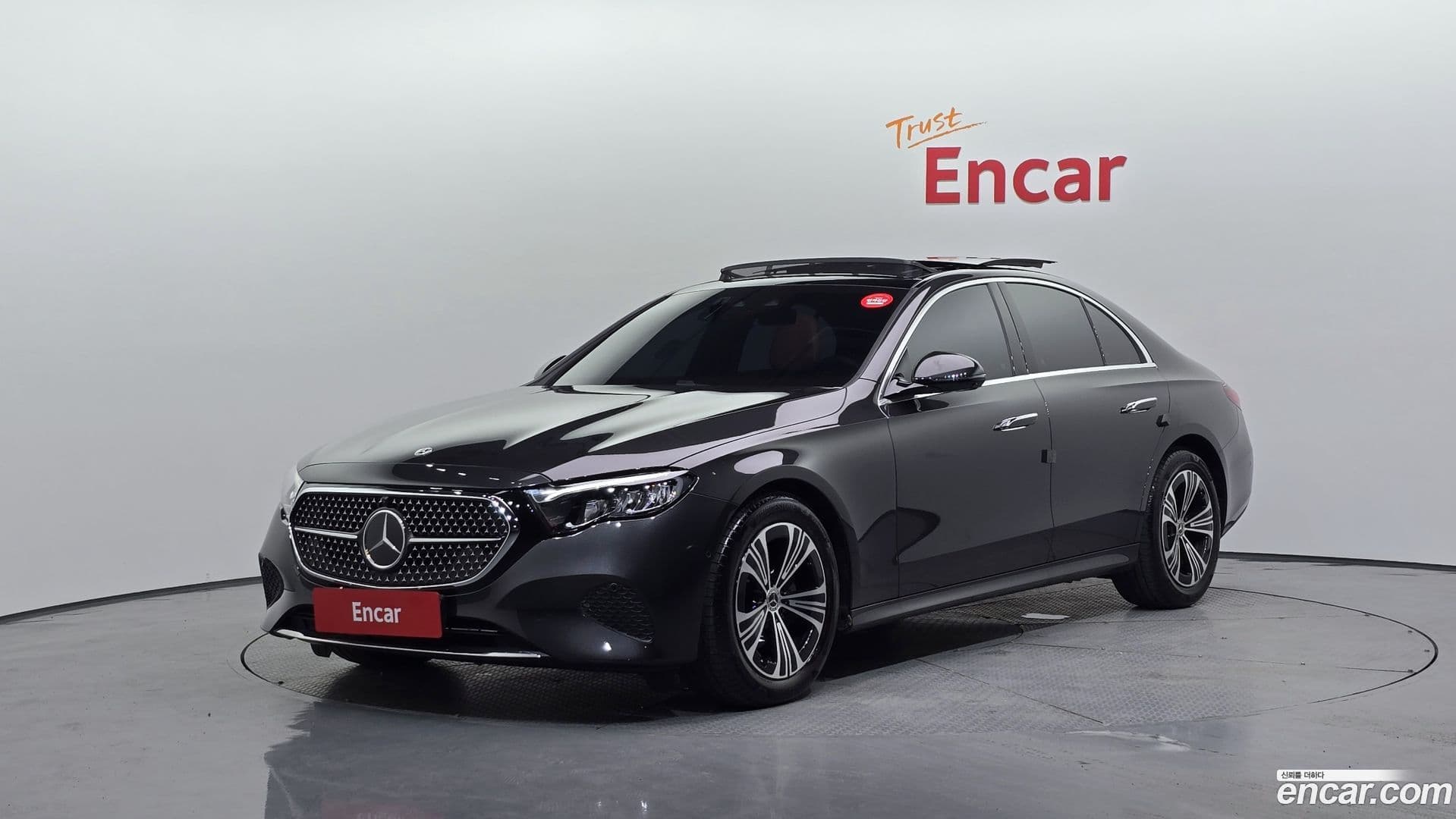 Main__Slider__Photo:E-Class Mercedes-Benz 2024.8-0