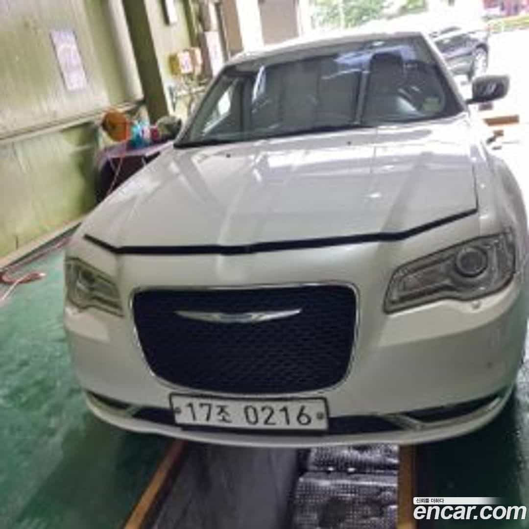 300C Chrysler 2016.8-OUTER-001