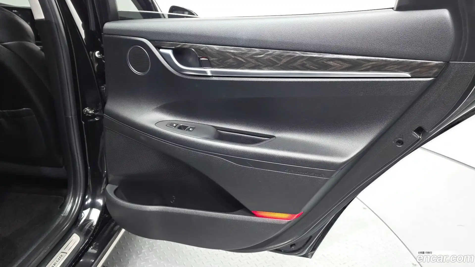 Grandeur Hyundai 2018.2-INNER-035