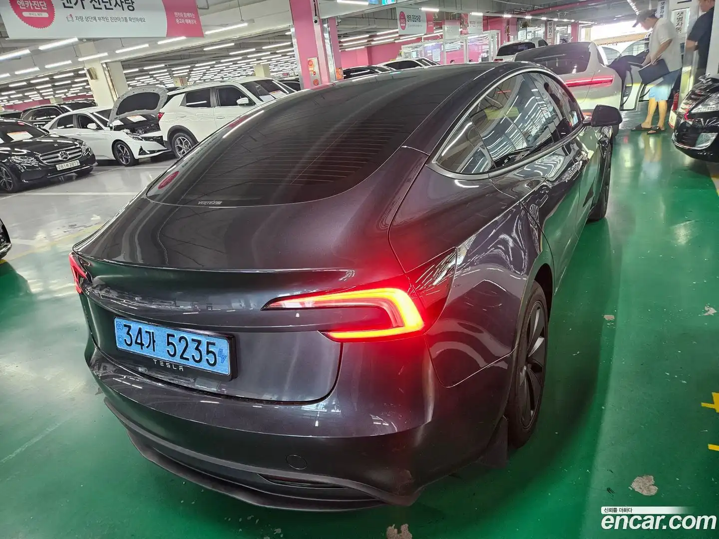 Model 3 Tesla 2025.11-OUTER-003