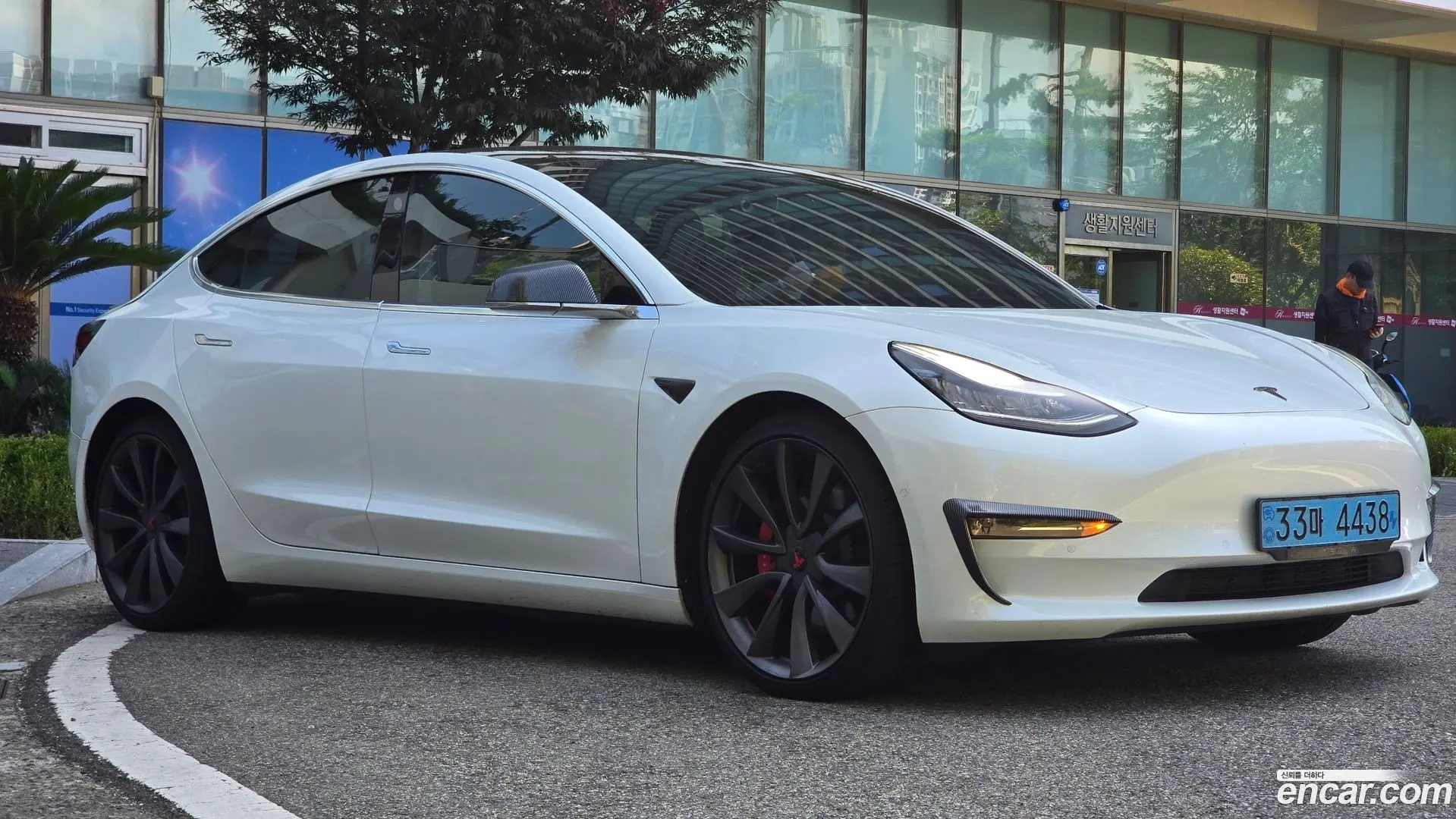 Main__Slider__Photo:Model 3 Tesla 2019.10-0
