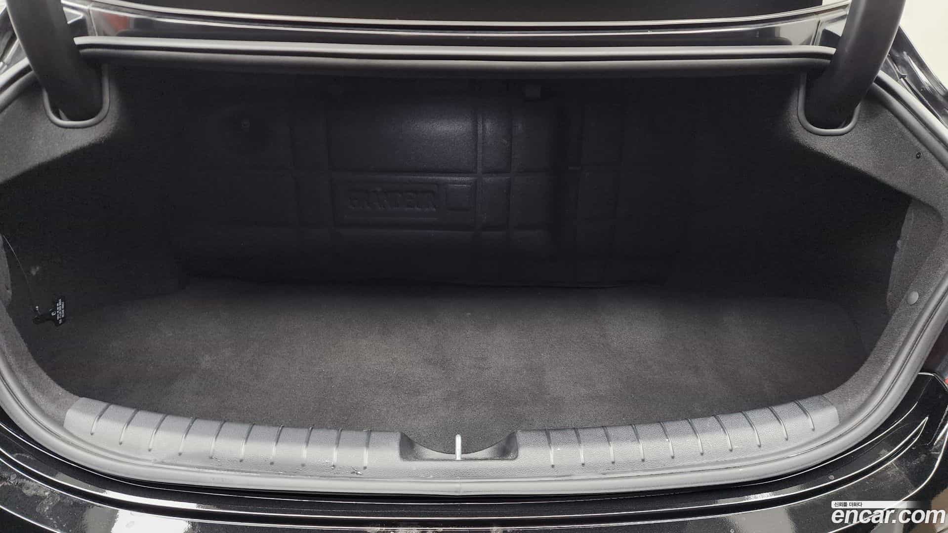 Grandeur Hyundai 2018.0-OPTION-024