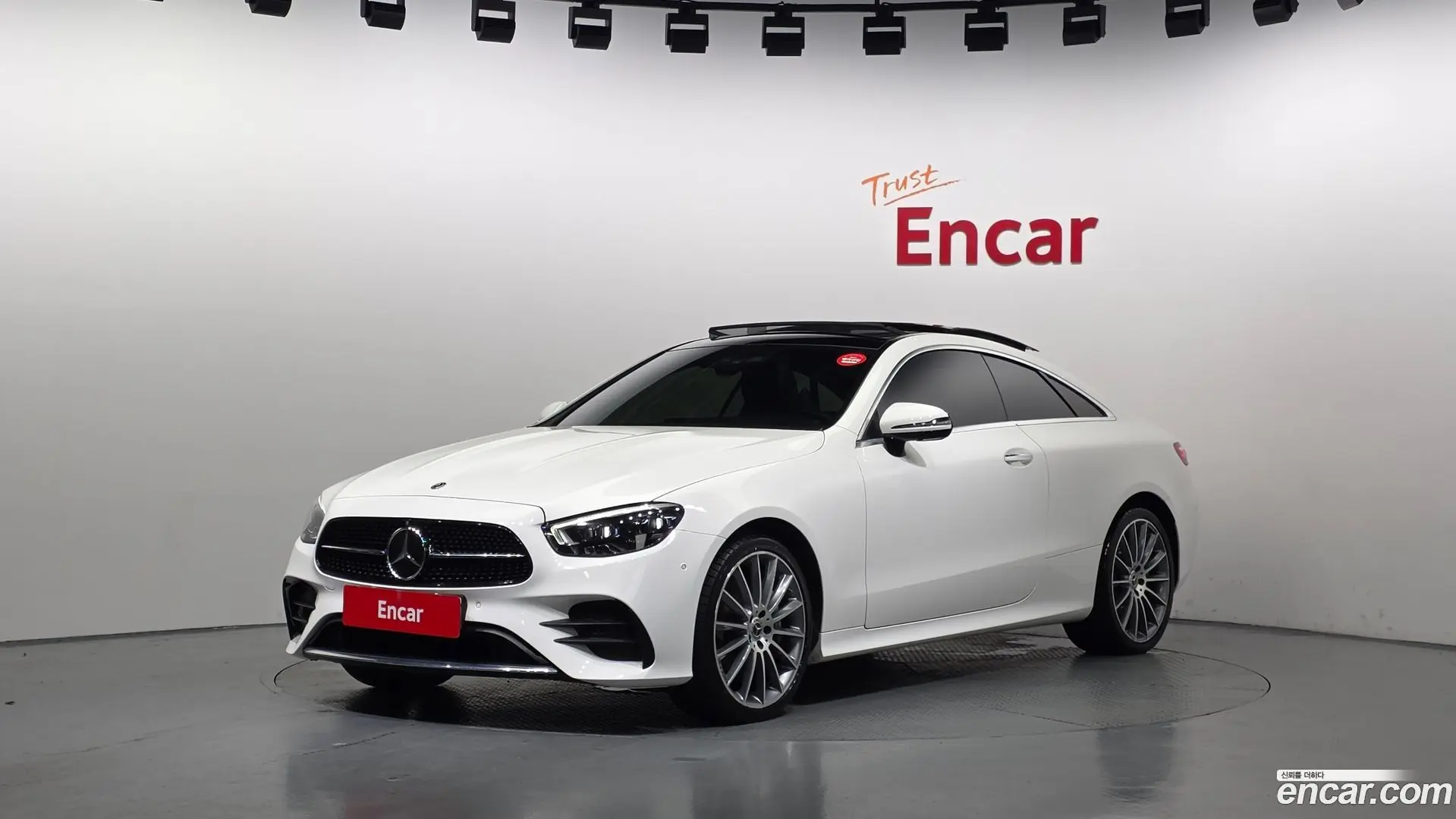 Main__Slider__Photo:E-Class Mercedes-Benz 2021.6-0