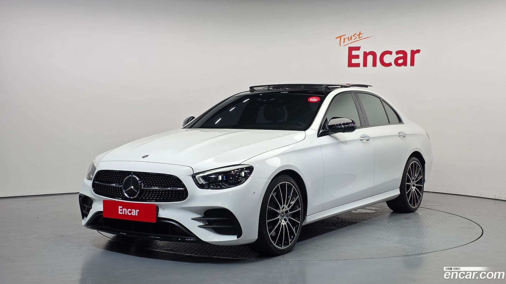 Main__Slider__Photo:E-Class Mercedes-Benz 2023.10-0