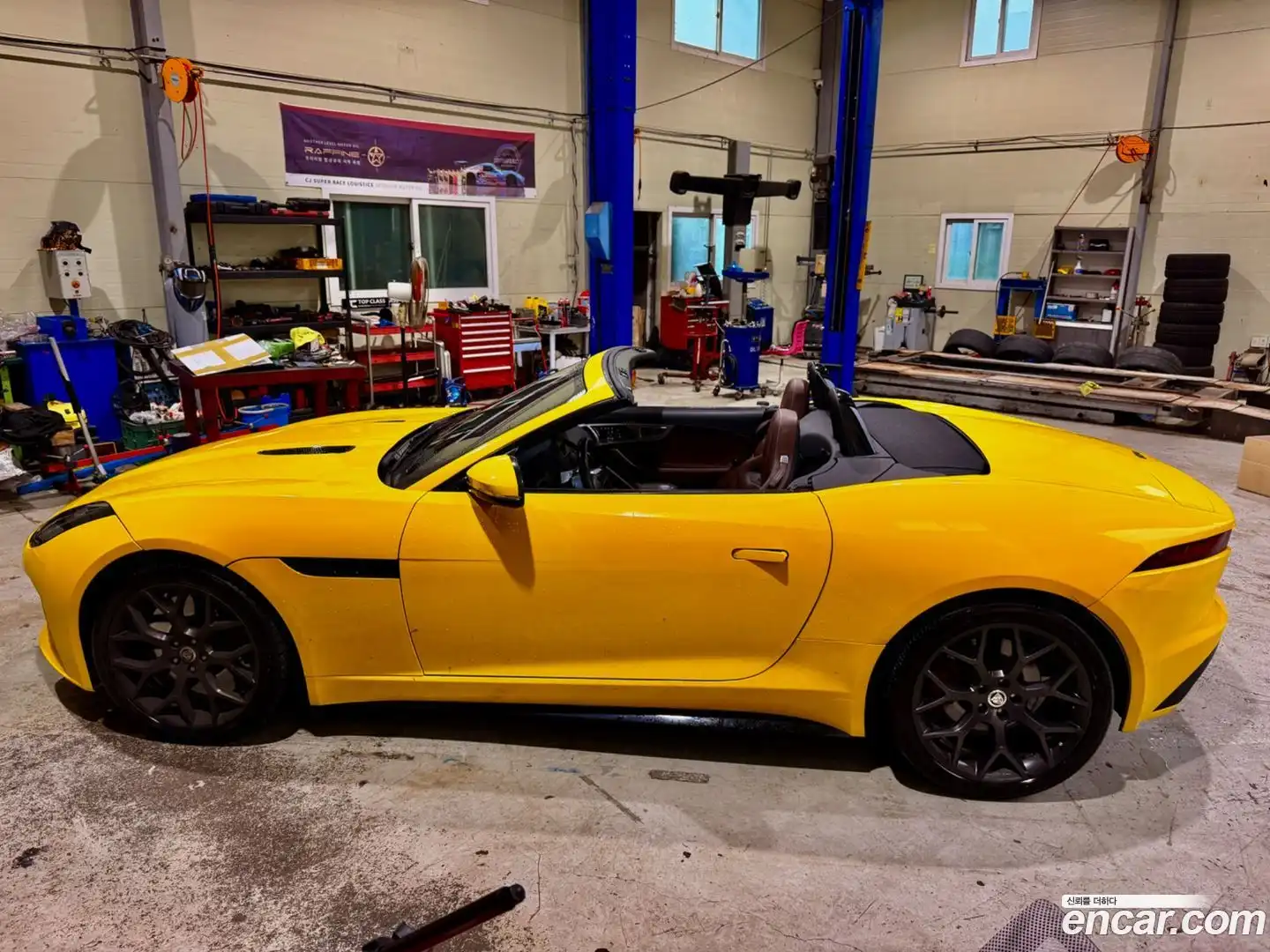 F-TYPE Jaguar 2013.11-OUTER-003