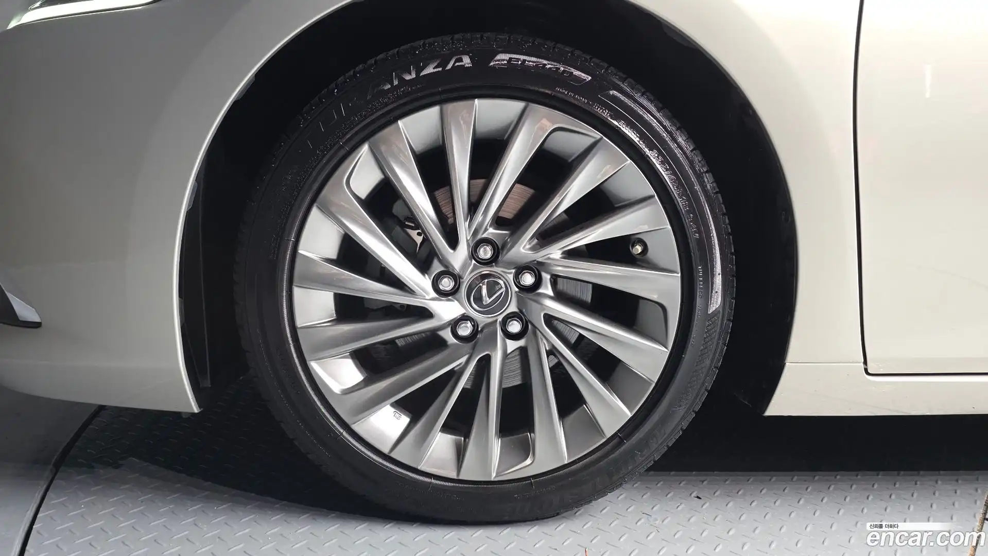 ES Lexus 2018.9-OUTER-005