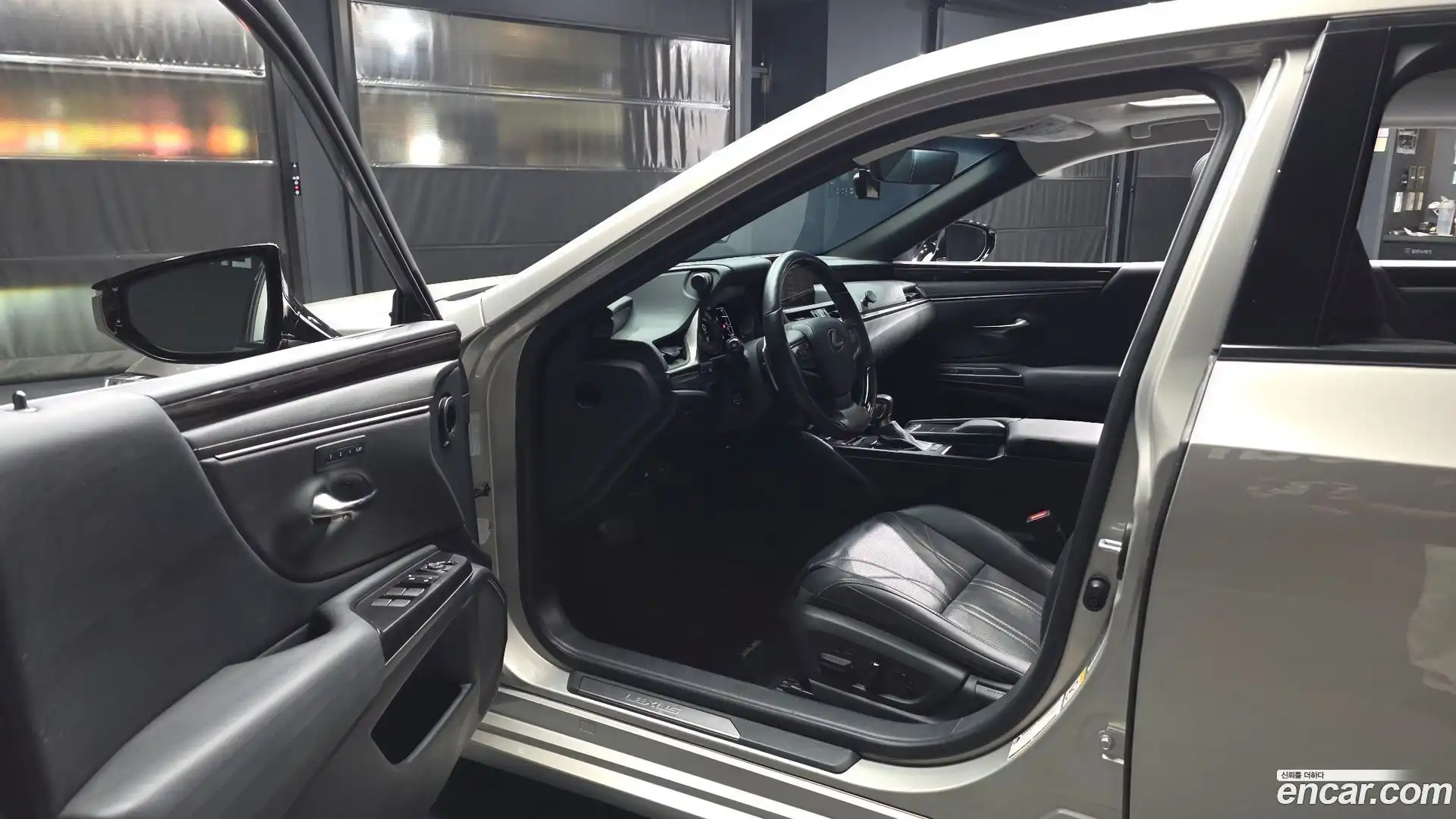 ES Lexus 2018.9-INNER-010