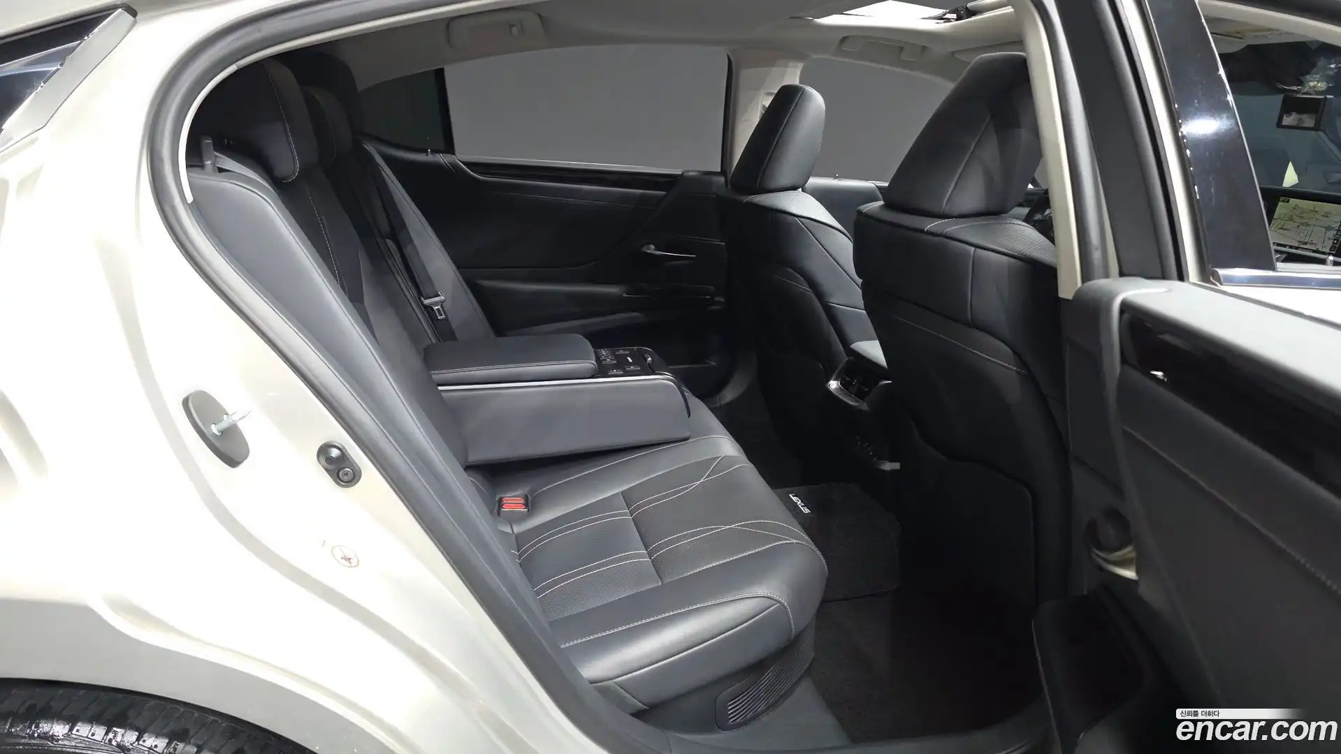 ES Lexus 2018.9-OPTION-016
