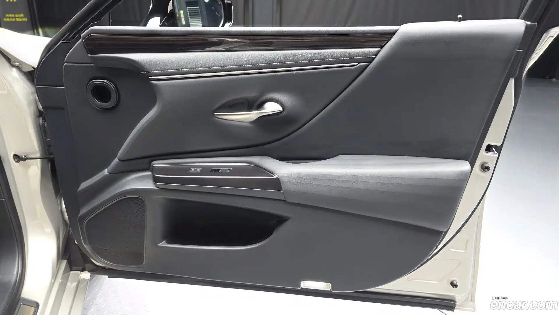 ES Lexus 2018.9-INNER-034