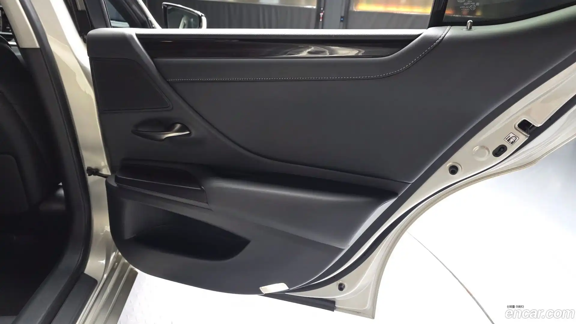 ES Lexus 2018.9-INNER-035