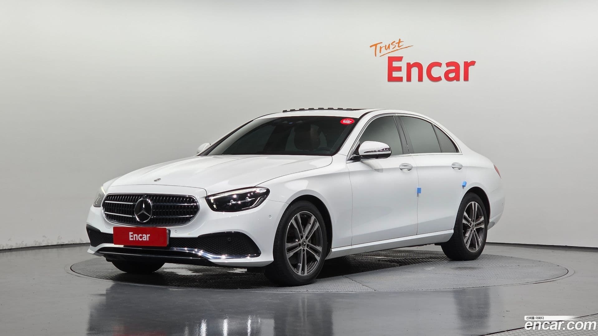Main__Slider__Photo:E-Class Mercedes-Benz 2023.9-0