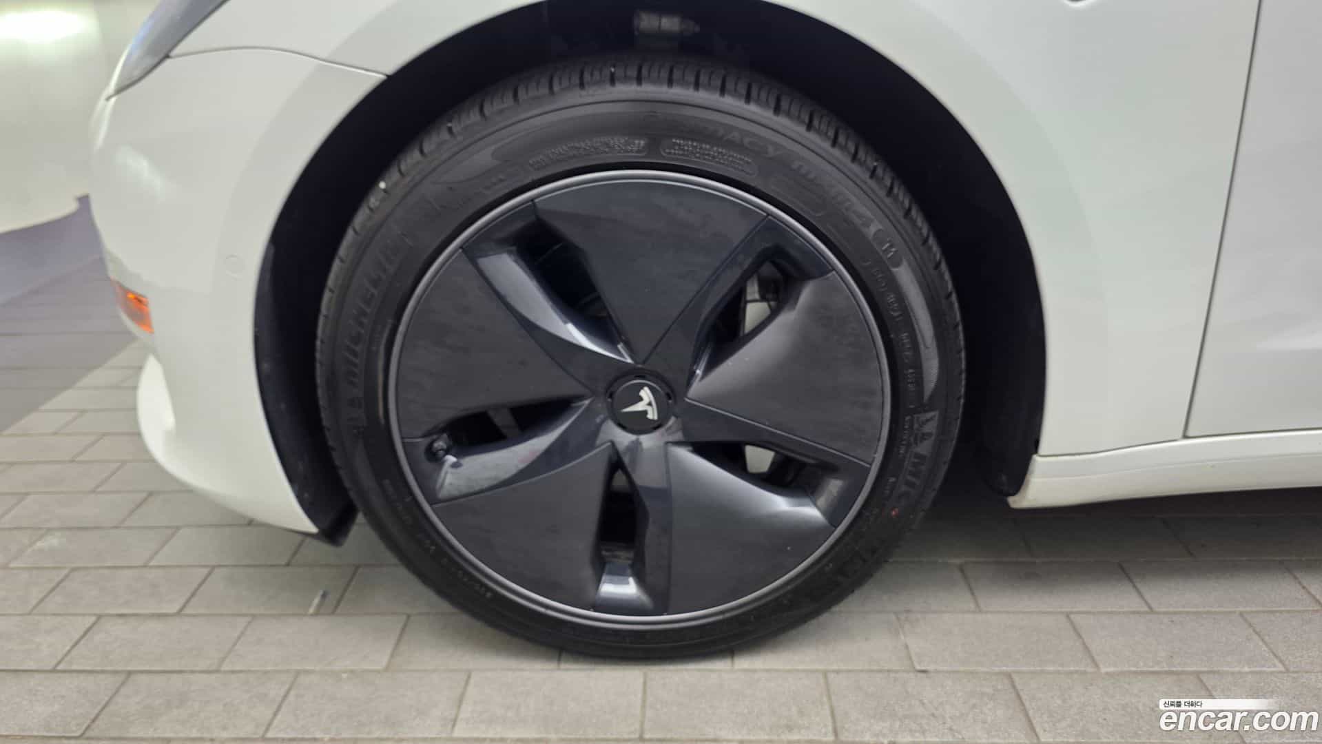 Model 3 Tesla 2020.5-OUTER-005