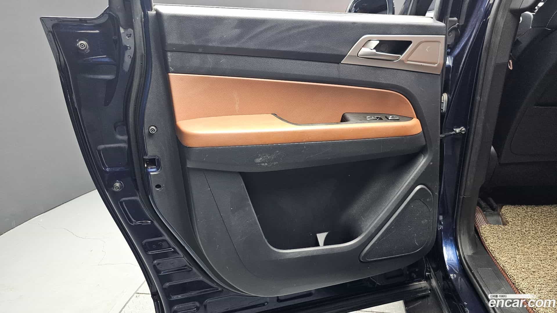 Rexton KG Mobility 2019.0-INNER-035