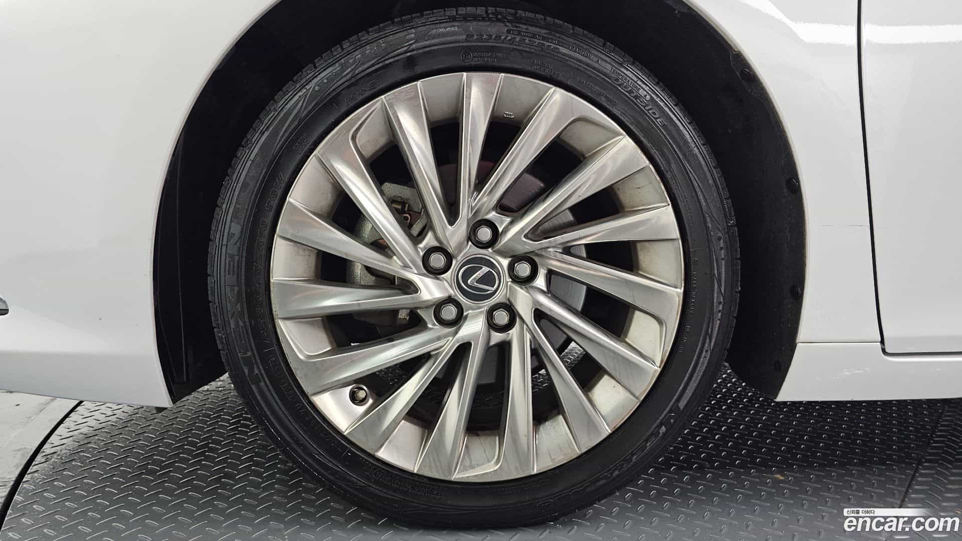 ES Lexus 2019.4-OUTER-005