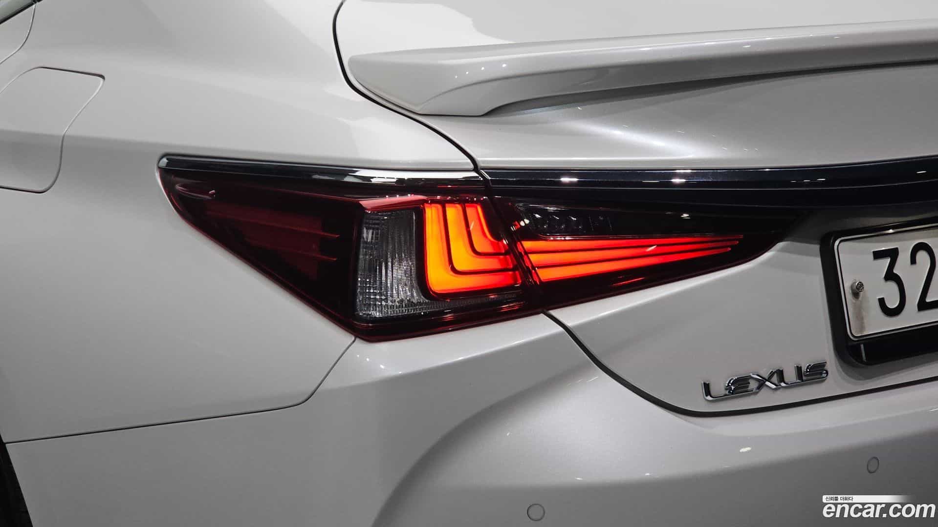 ES Lexus 2019.4-OUTER-033