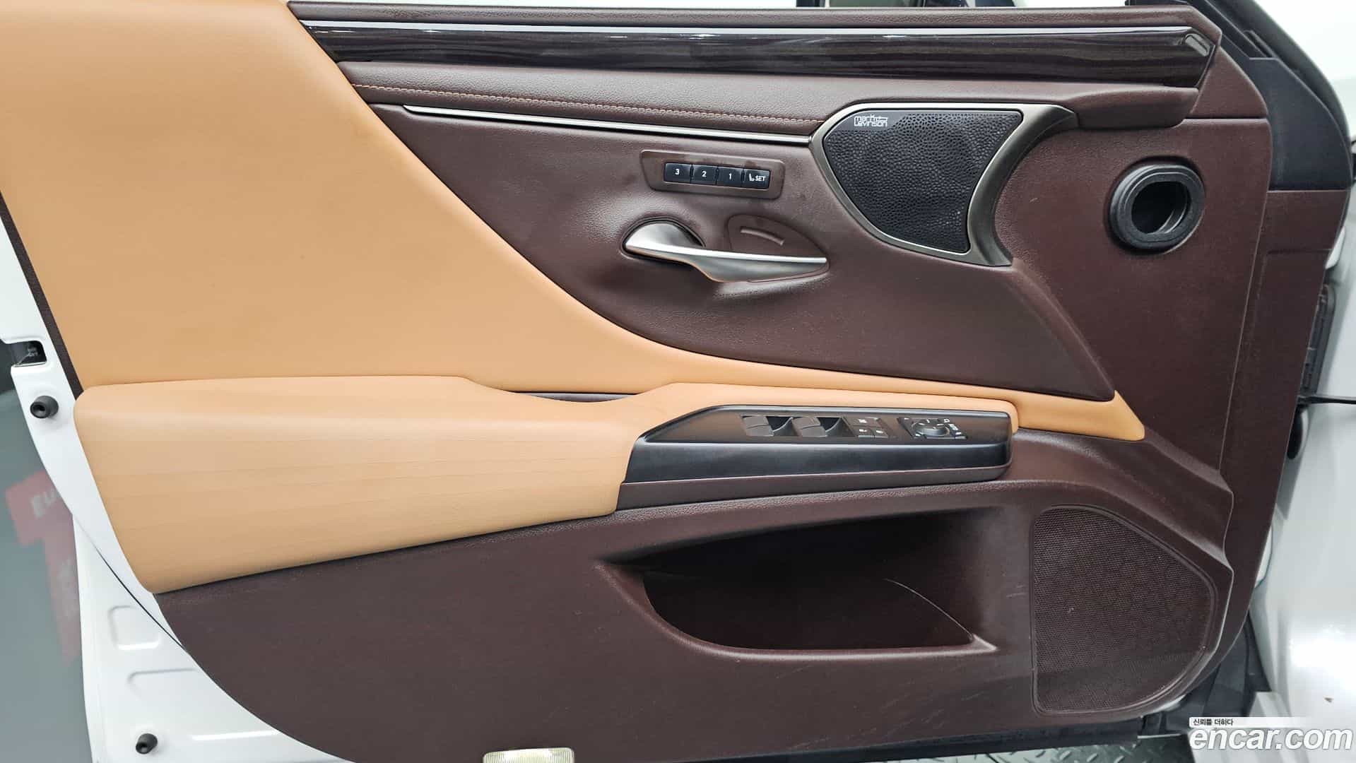 ES Lexus 2019.4-INNER-034