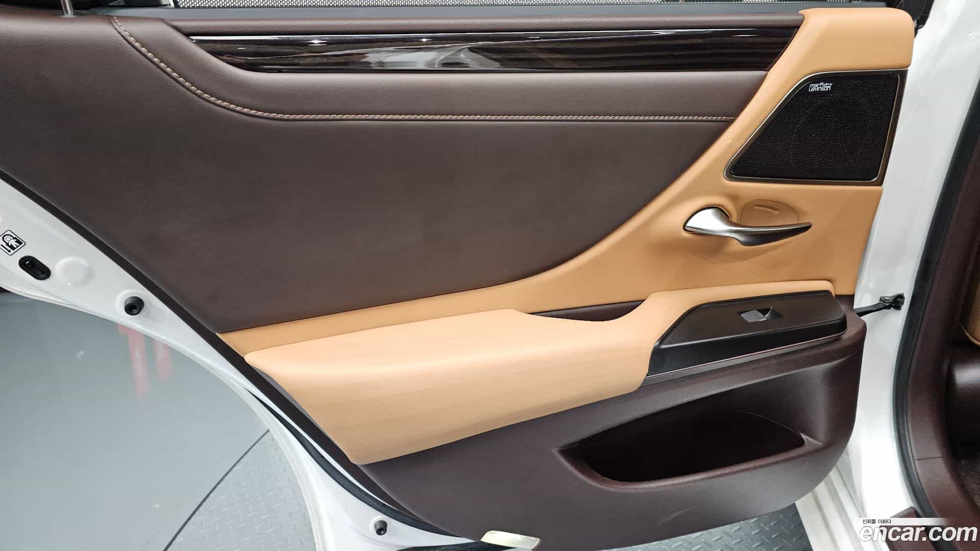 ES Lexus 2019.4-INNER-035