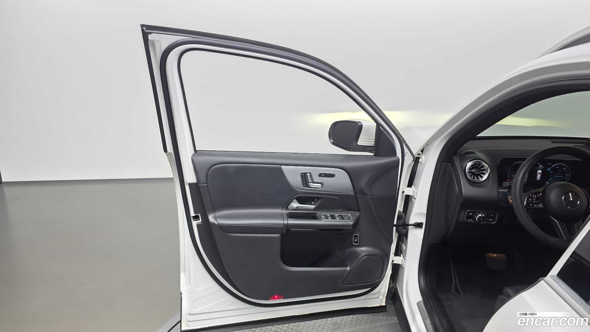 GLB-Class Mercedes-Benz 2021.9-INNER-034