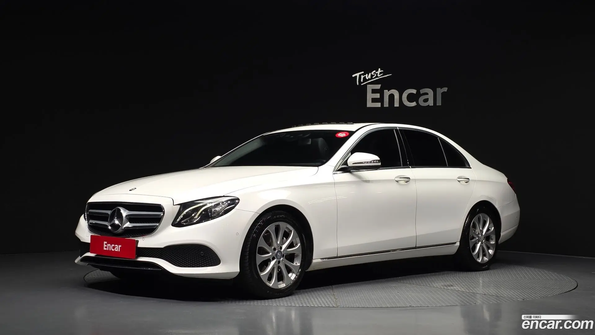 Main__Slider__Photo:E-Class Mercedes-Benz 2017.0-0