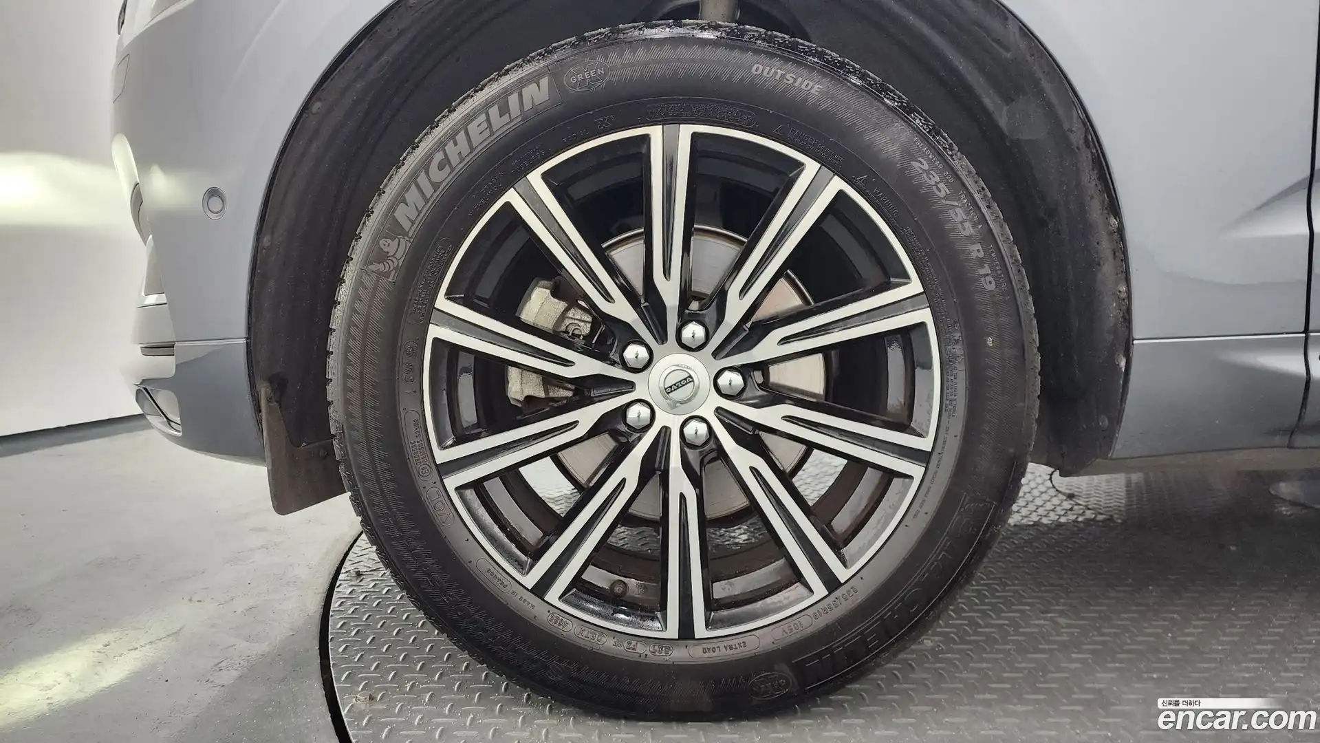XC60 Volvo 2018.0-OUTER-005