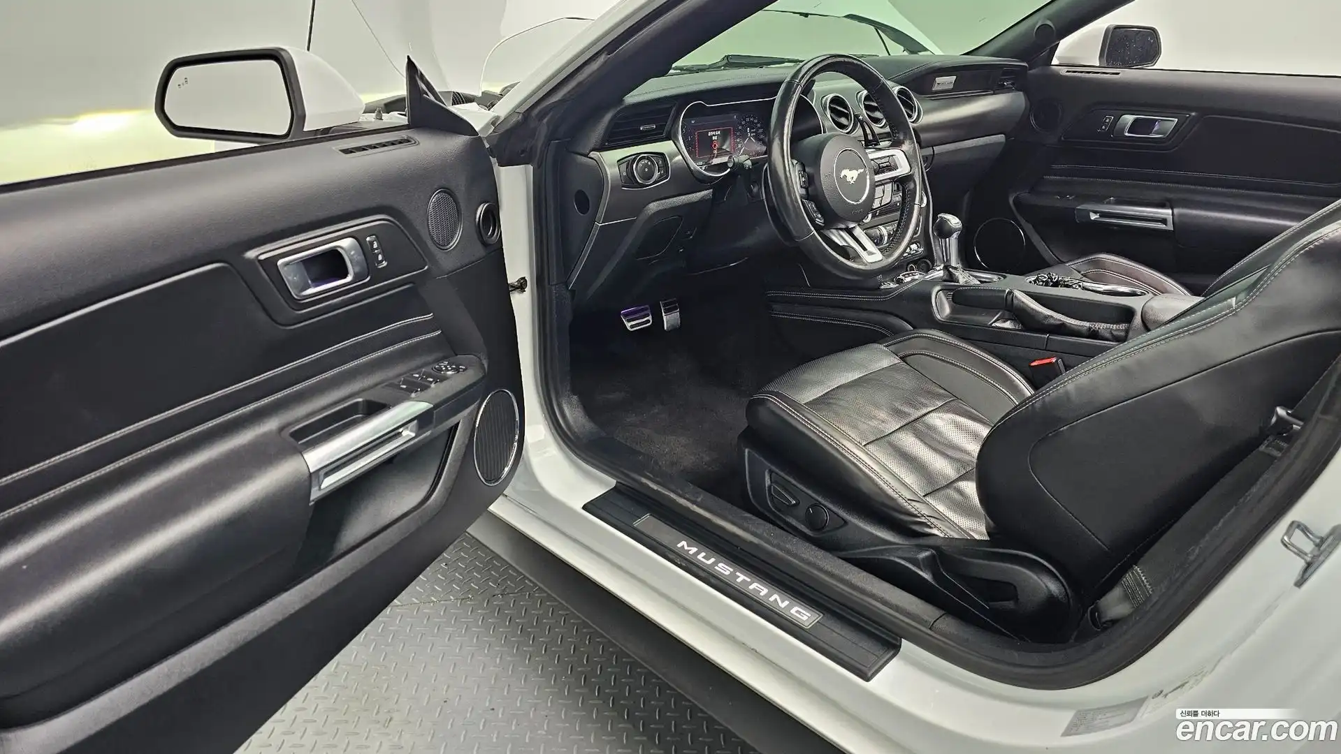 Mustang Ford 2021.11-INNER-010