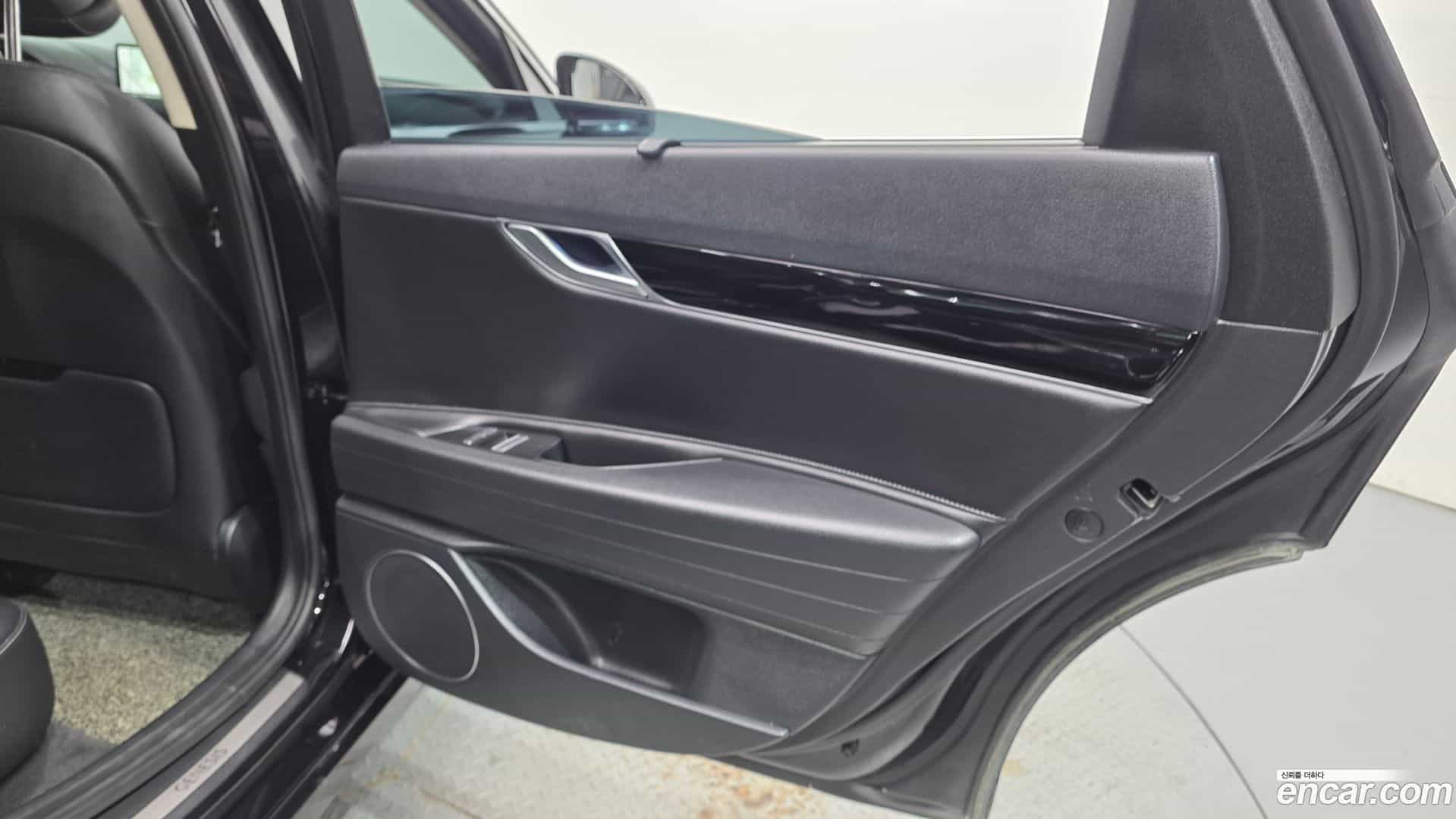 G80 Genesis 2022.0-INNER-035