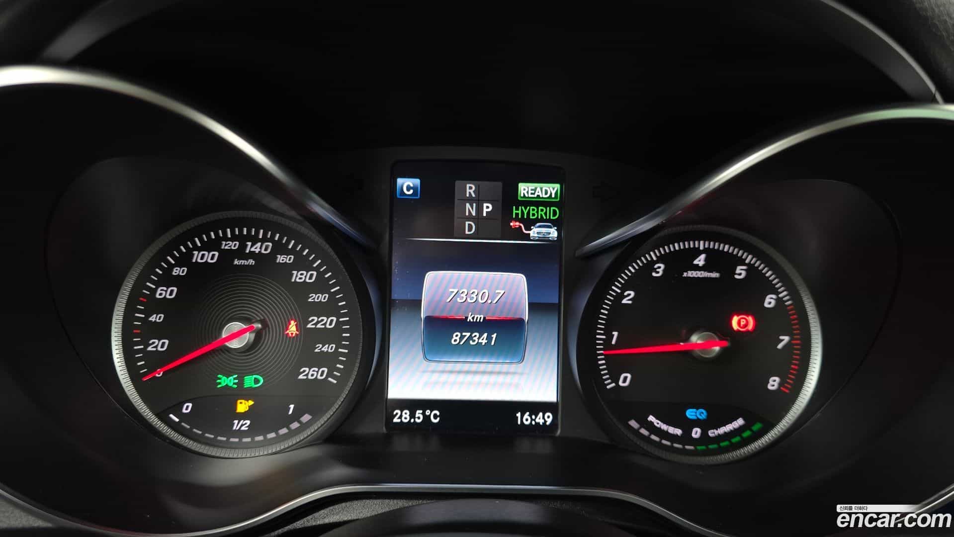 GLC-Class Mercedes-Benz 2018.10-INNER-008
