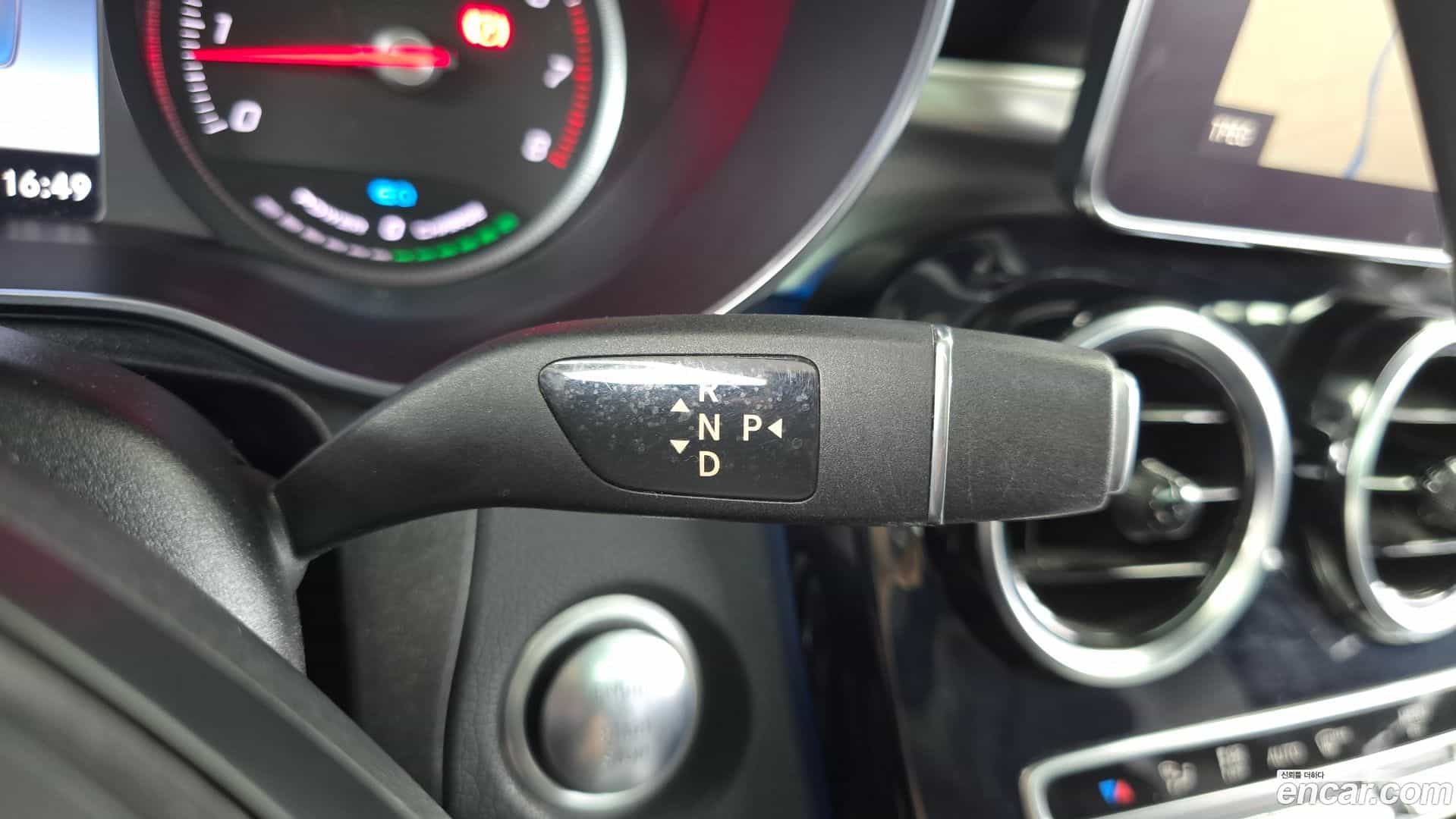 GLC-Class Mercedes-Benz 2018.10-INNER-009