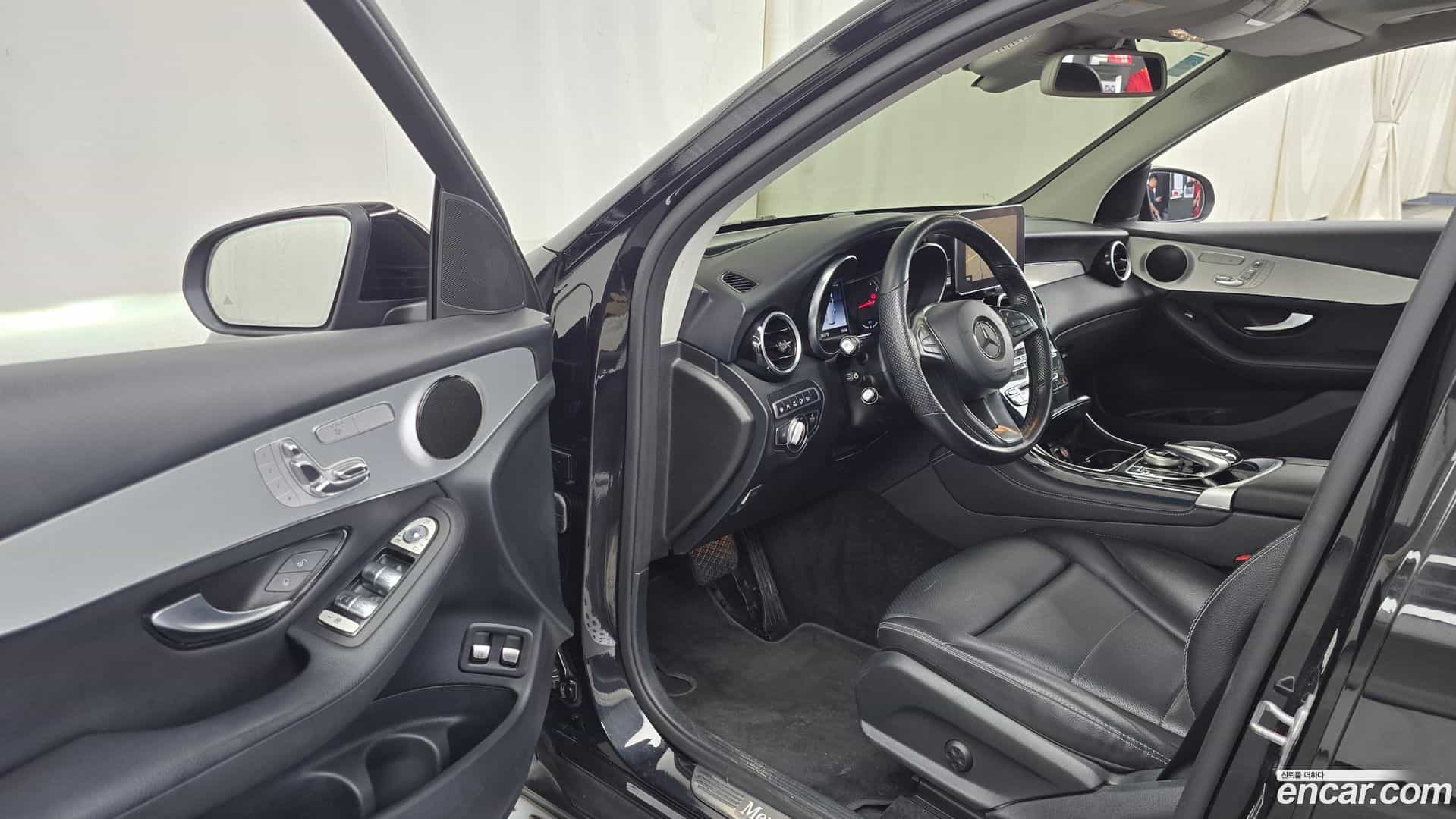GLC-Class Mercedes-Benz 2018.10-INNER-010