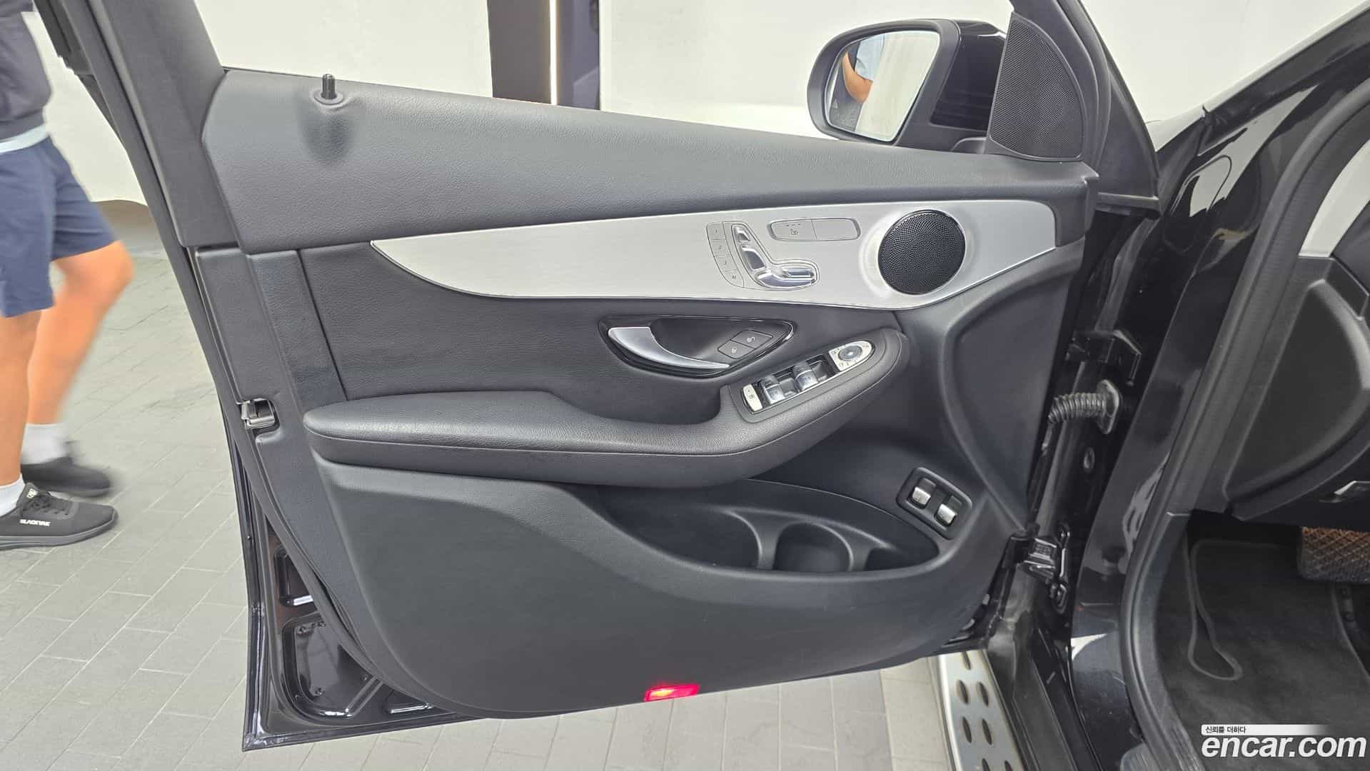 GLC-Class Mercedes-Benz 2018.10-INNER-034