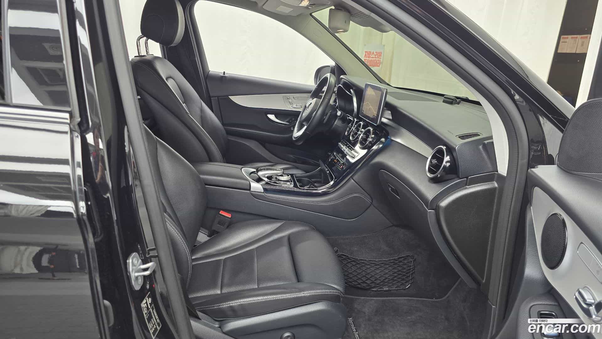 GLC-Class Mercedes-Benz 2018.10-INNER-036