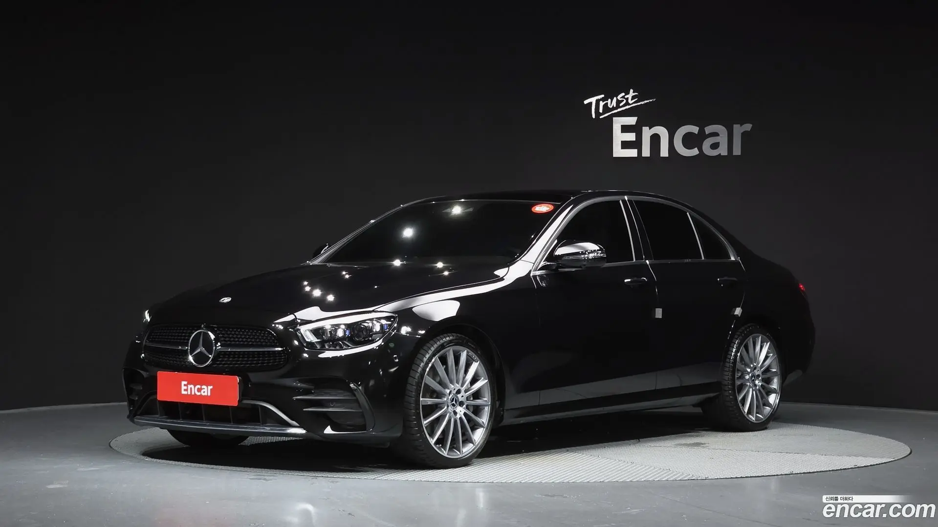 Main__Slider__Photo:E-Class Mercedes-Benz 2022.6-0